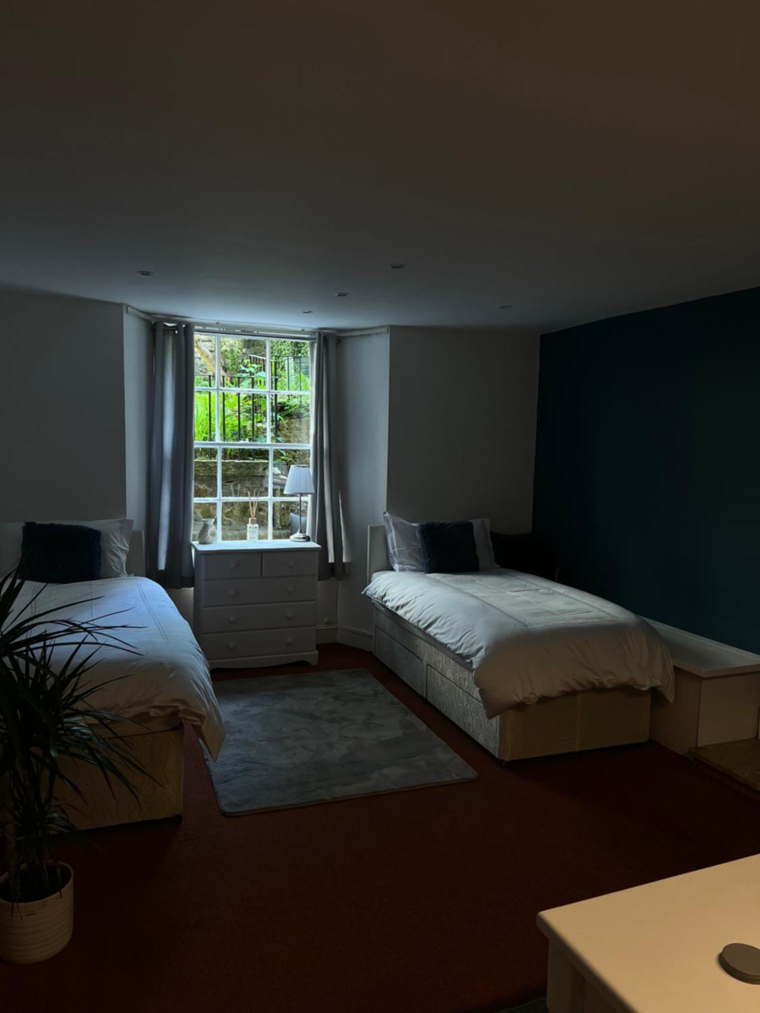 3 Bedroom Flat, Newtown Apartment *