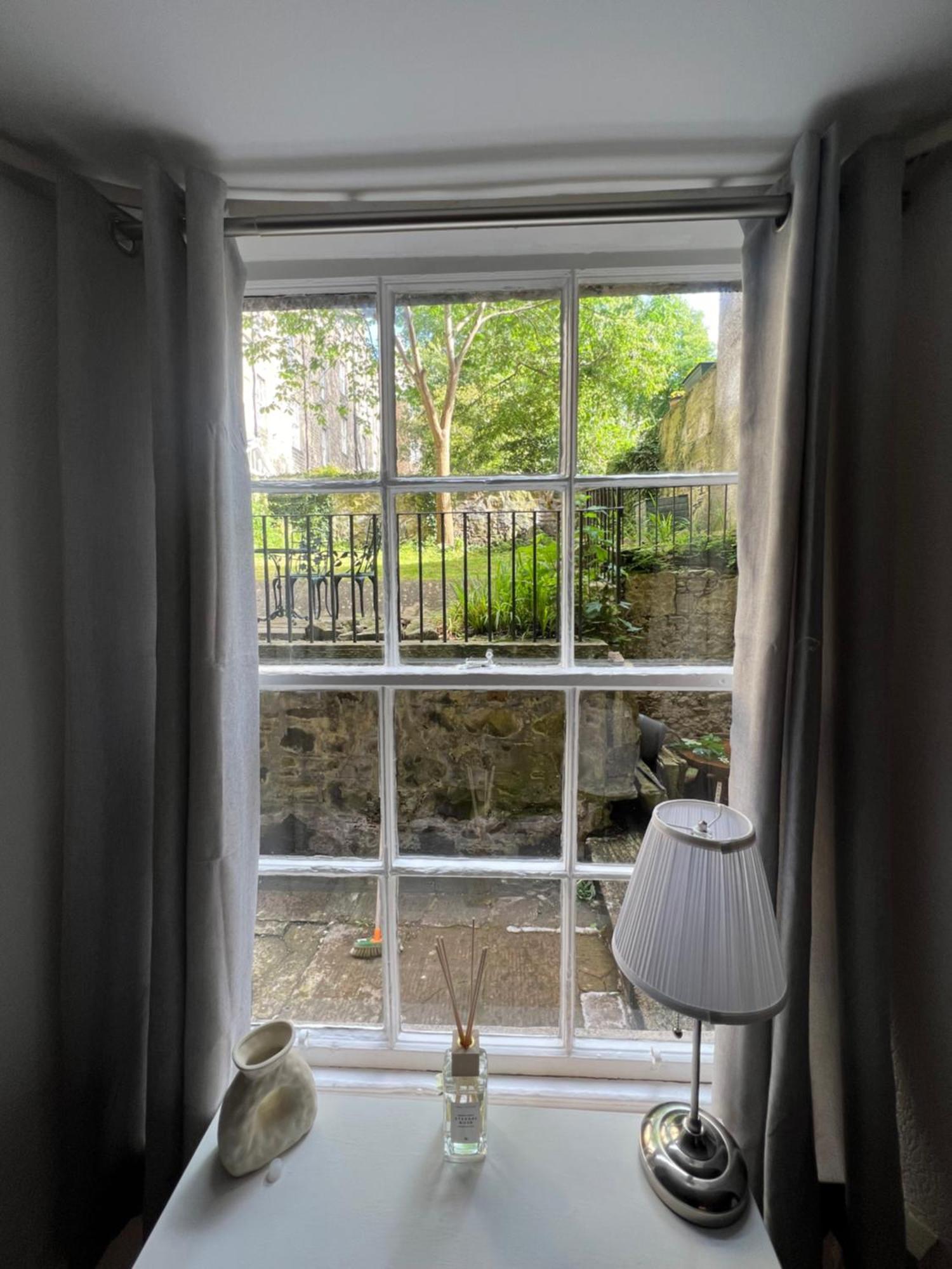 3 Bedroom Flat, Newtown Edinburgh