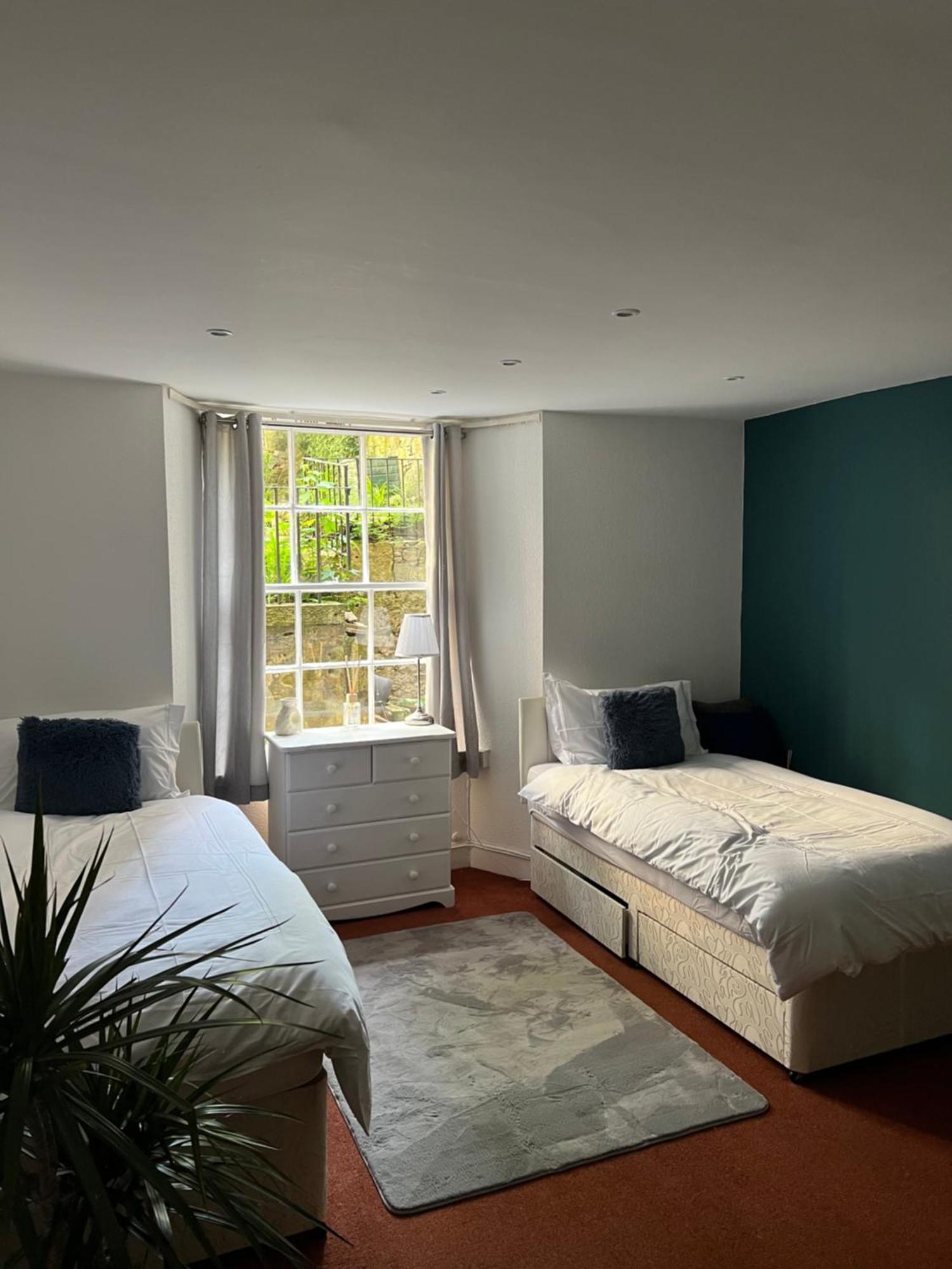 3 Bedroom Flat, Newtown * Edinburgh