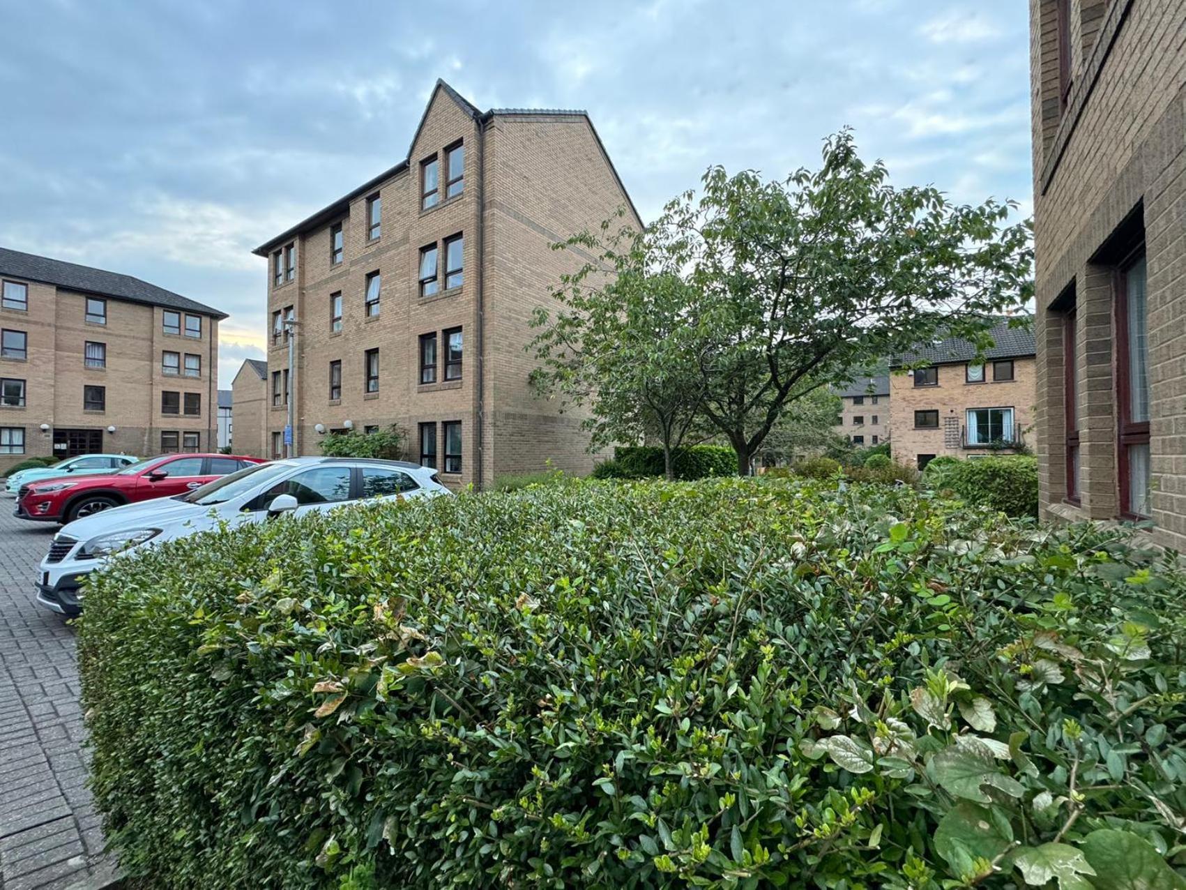 Apartment Two Bedroom Flat Close To Meadows With Free Parking *