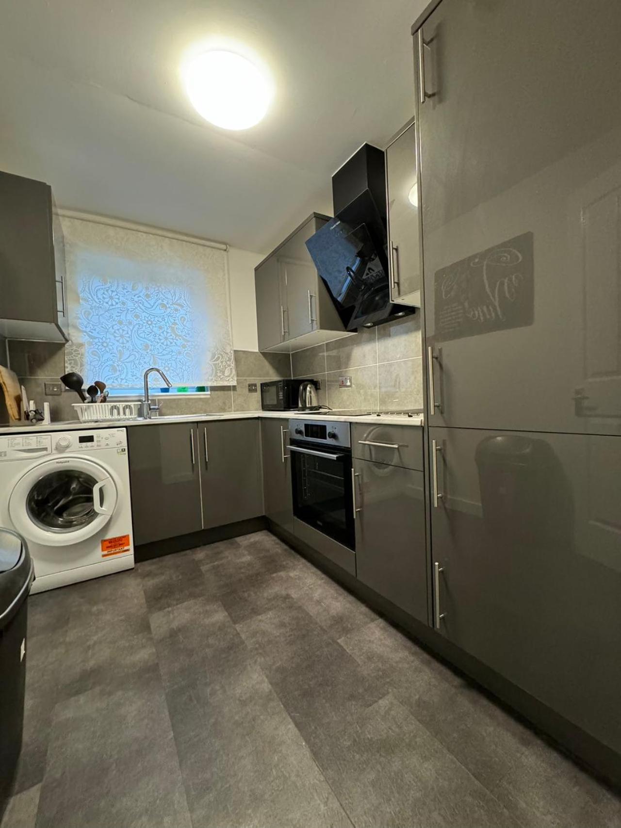 Two Bedroom Flat Close To Meadows With Free Parking *