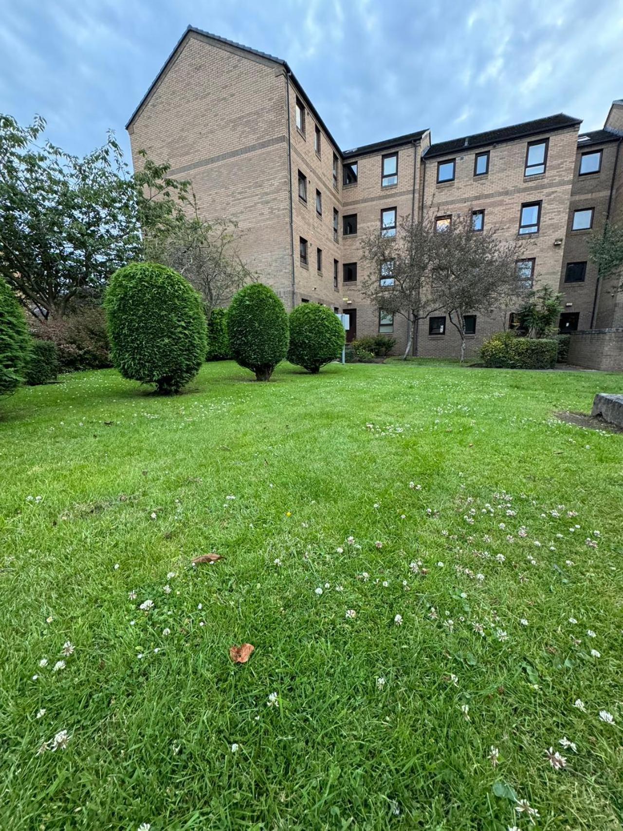 Apartment Two Bedroom Flat Close To Meadows With Free Parking *