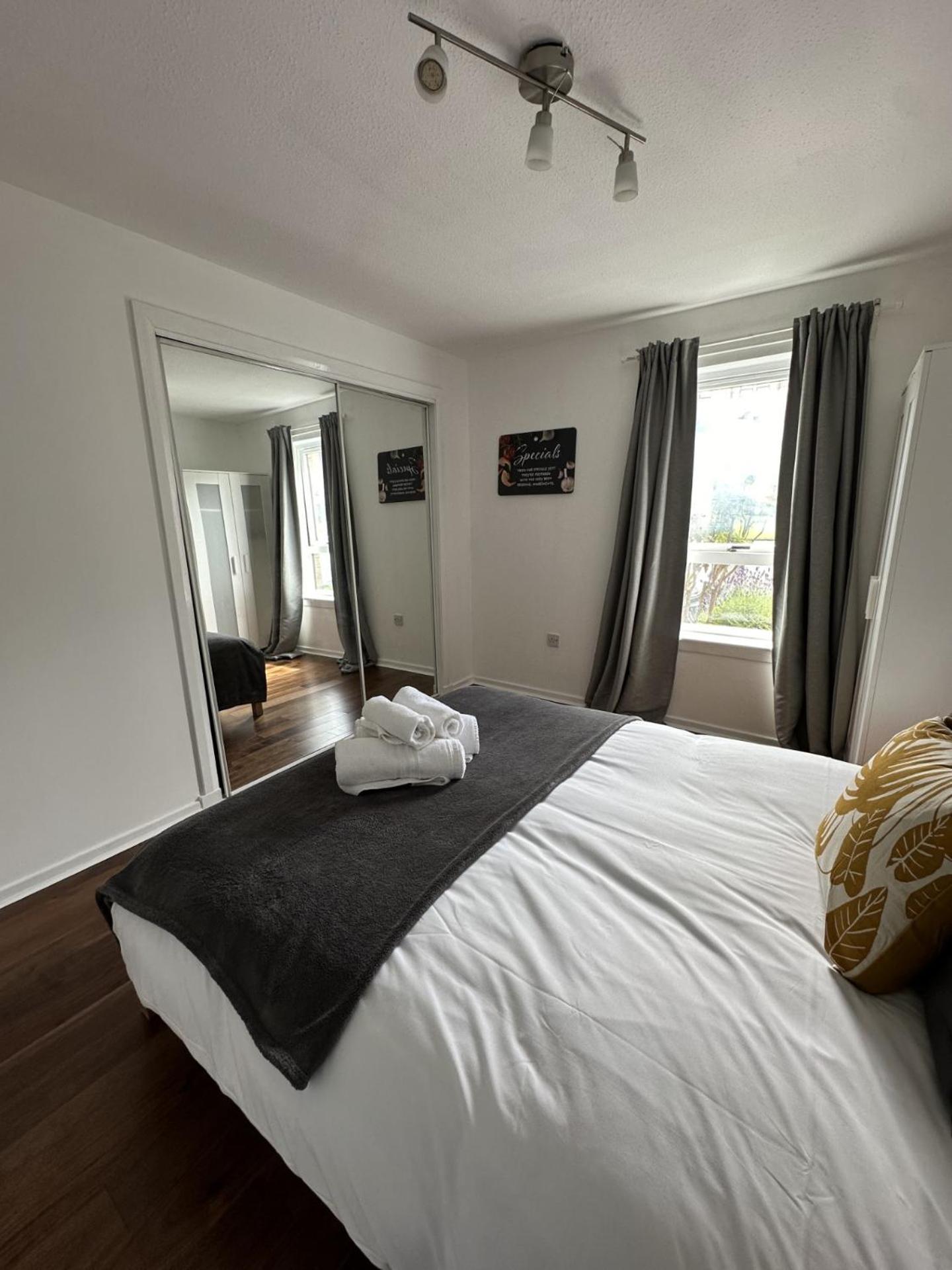 Two Bedroom Flat Close To Meadows With Free Parking *