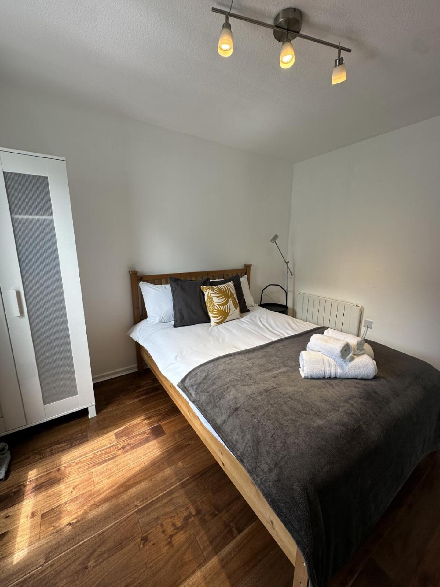Two Bedroom Flat Close To Meadows With Free Parking