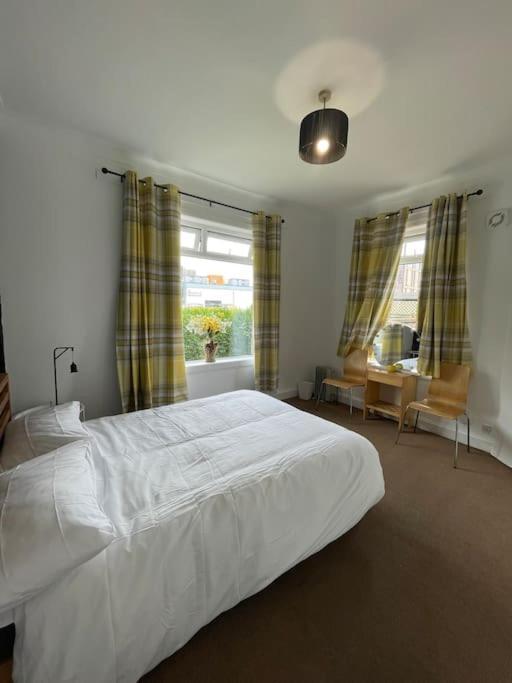 2 Bedrooms Holiday In Near City Center Apartment Edinburgh