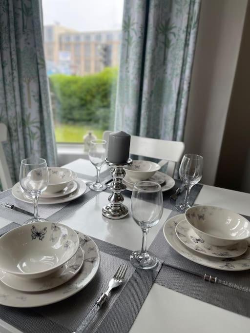 2 Bedrooms Holiday In Near City Center Apartment Edinburgh
