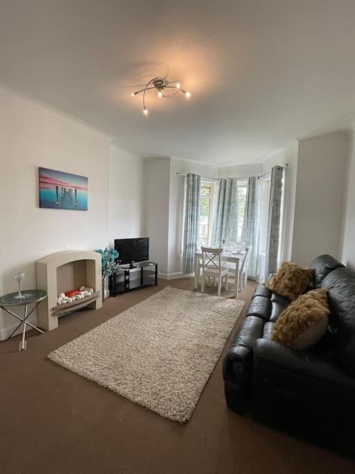 2 Bedrooms Holiday In Near City Center Edinburgh