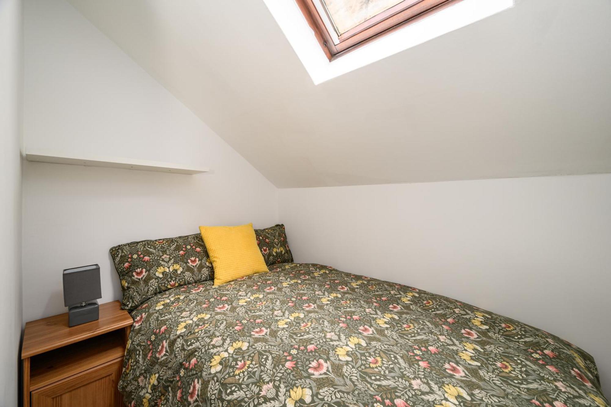 Bright - - Sleeps 10 Holiday home Edinburgh