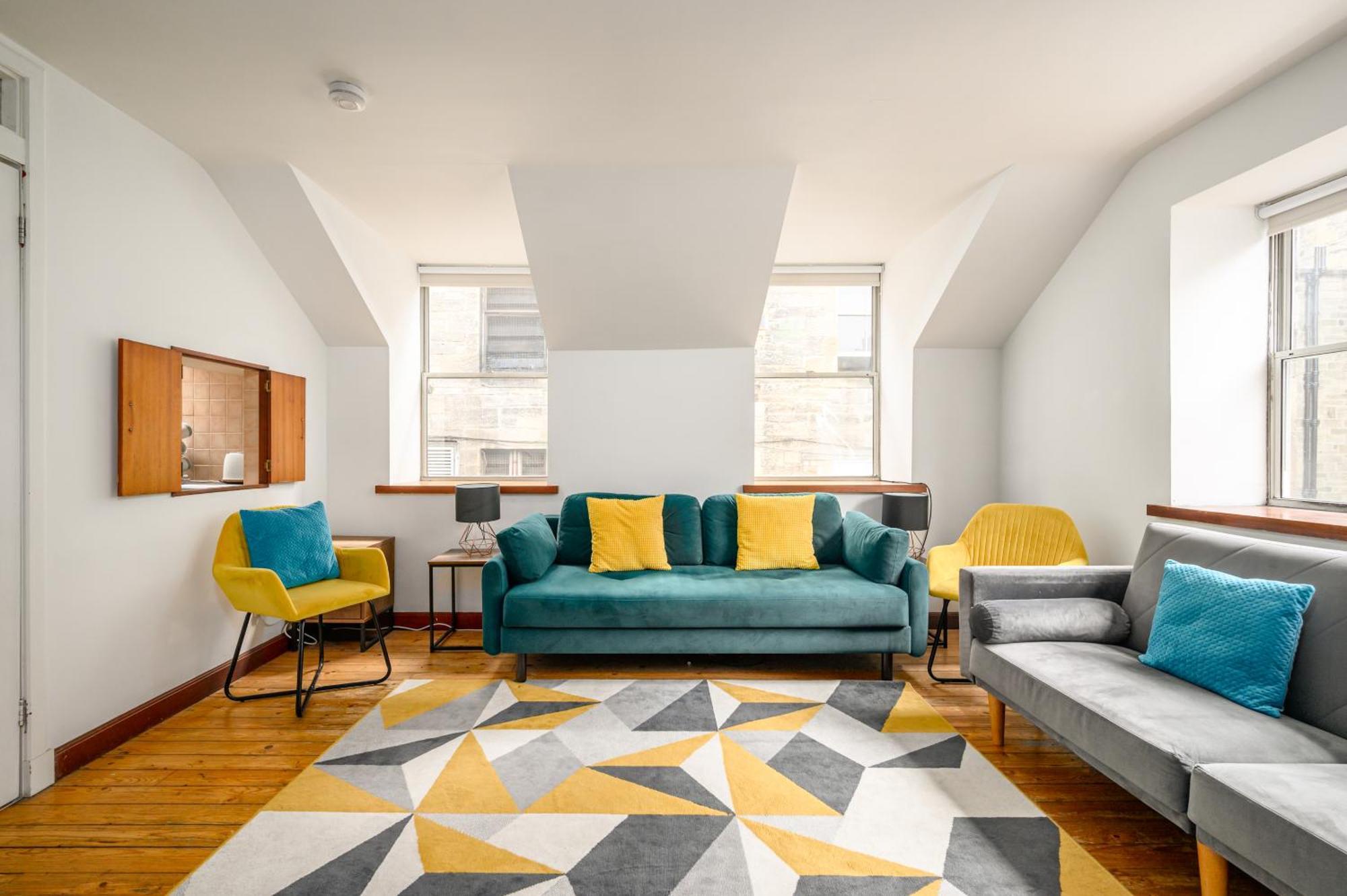 Bright - - Sleeps 10 * Edinburgh