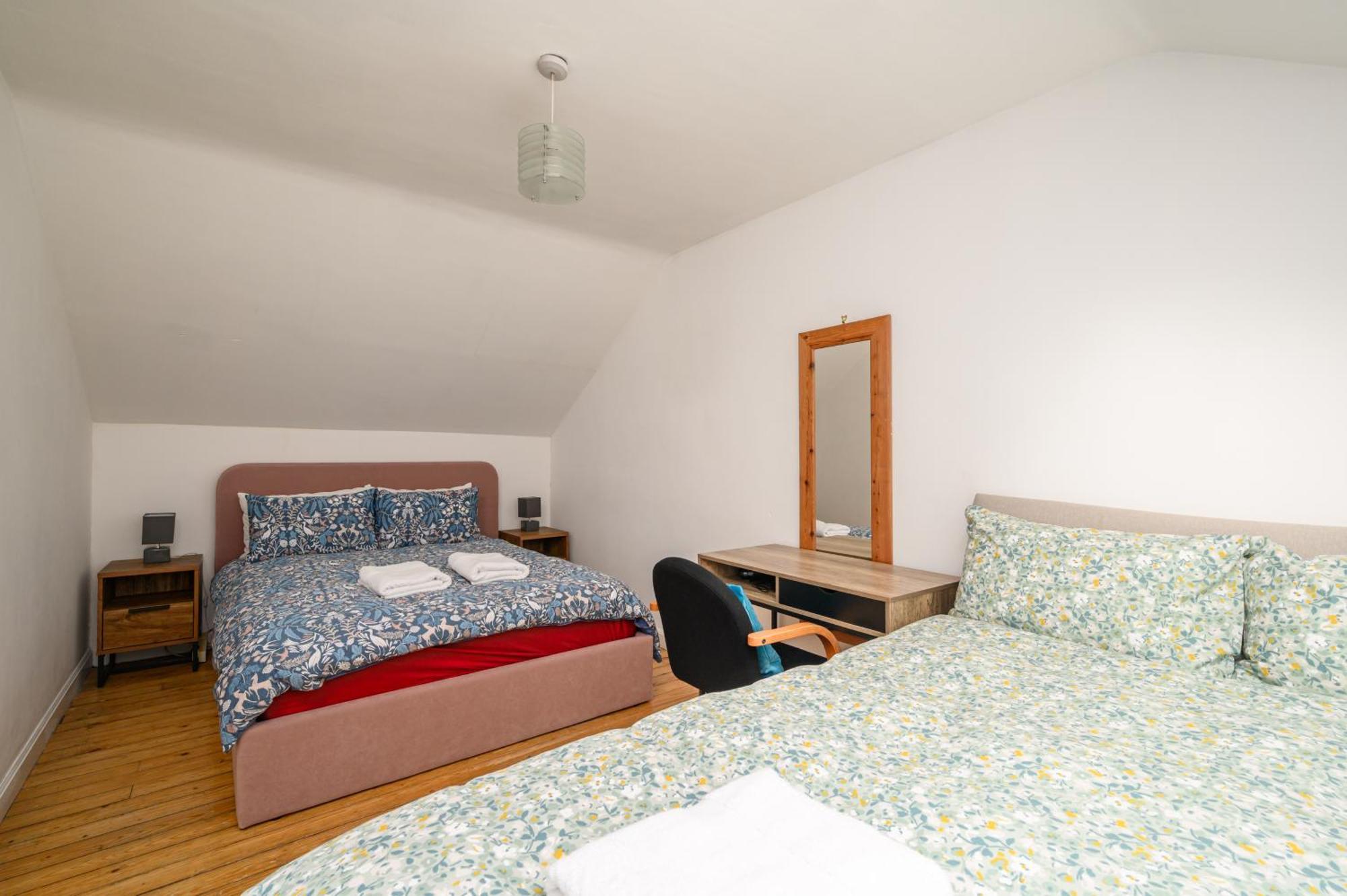 Bright - - Sleeps 10 Holiday home Edinburgh