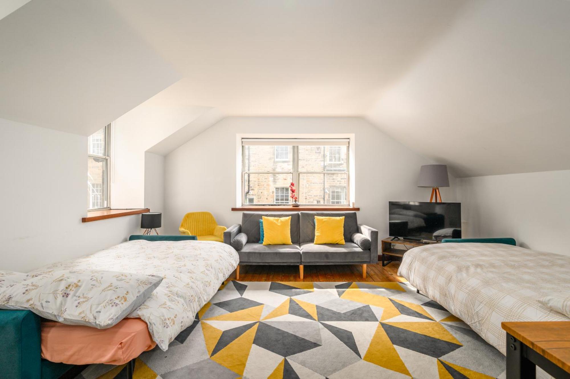 Bright - - Sleeps 10 * Edinburgh