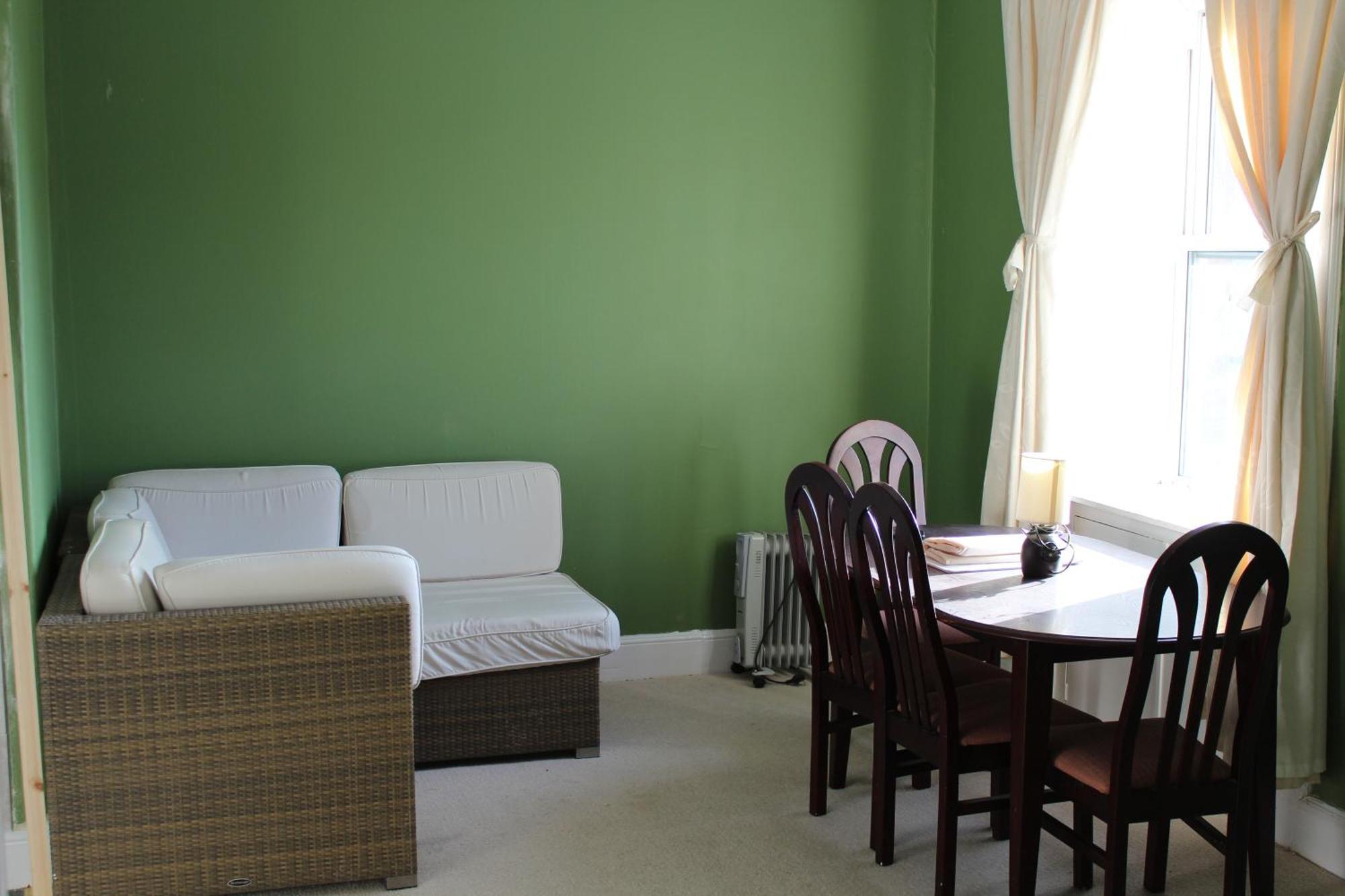 1 Bedroom Apartment, 20 Min Bus From City Centre *
