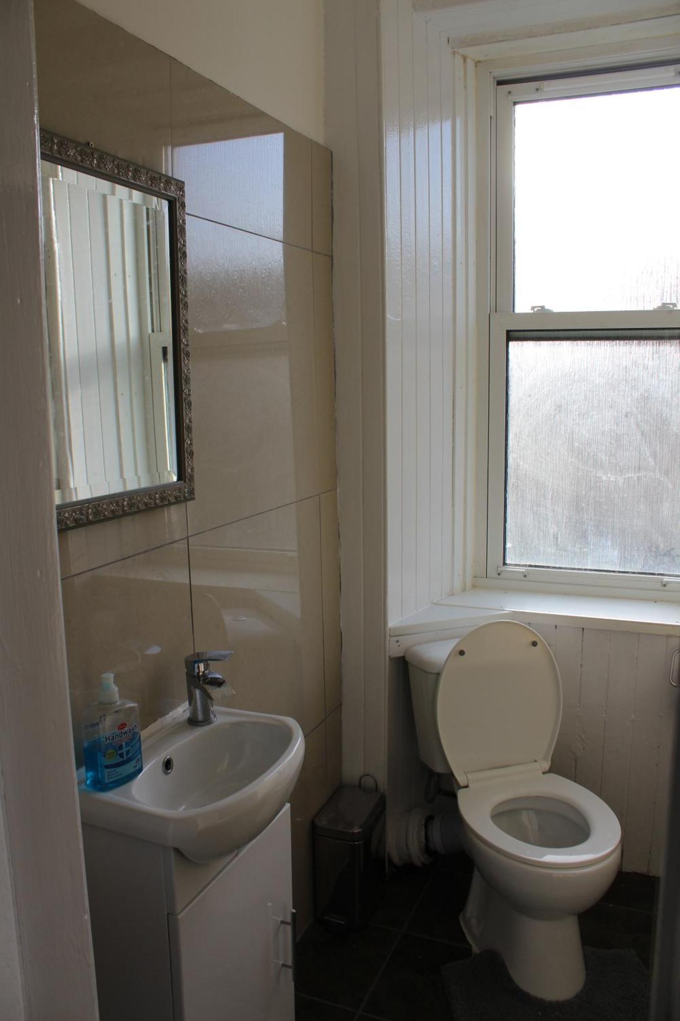 1 Bedroom Apartment, 20 Min Bus From City Centre * Edinburgh