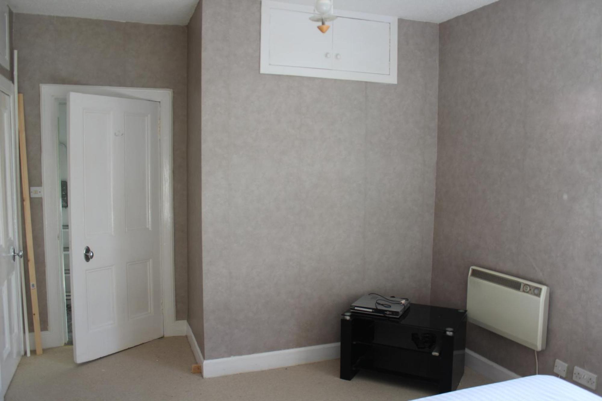 1 Bedroom Apartment, 20 Min Bus From City Centre Apartment