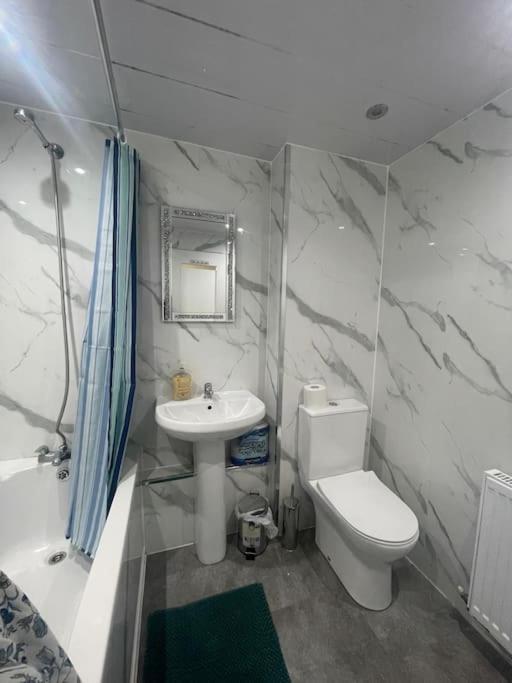 Apartment 3 Bed Serviced With Free Parking & Tram Stop, 10 Minutes From Airport And Center Edinburgh