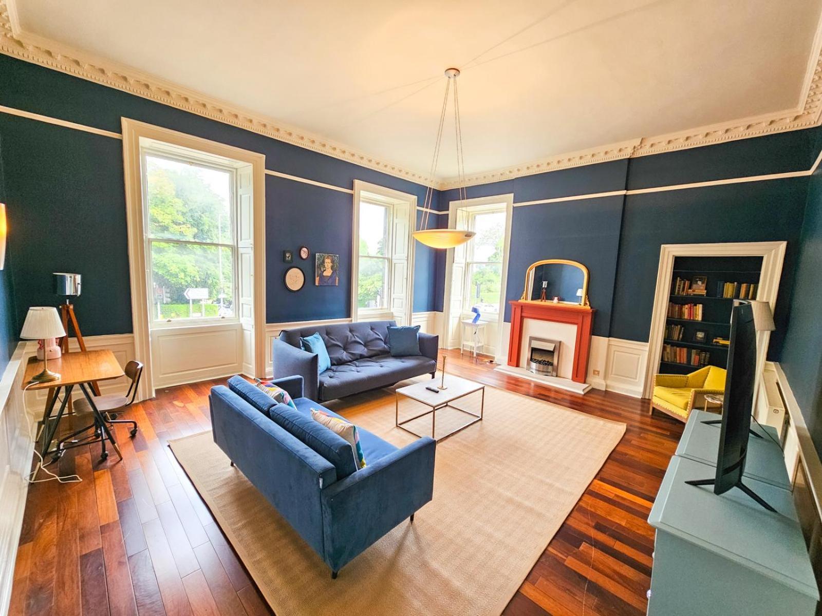 Spacious 2 Bedroom In The Heart Of New Town Appartement *