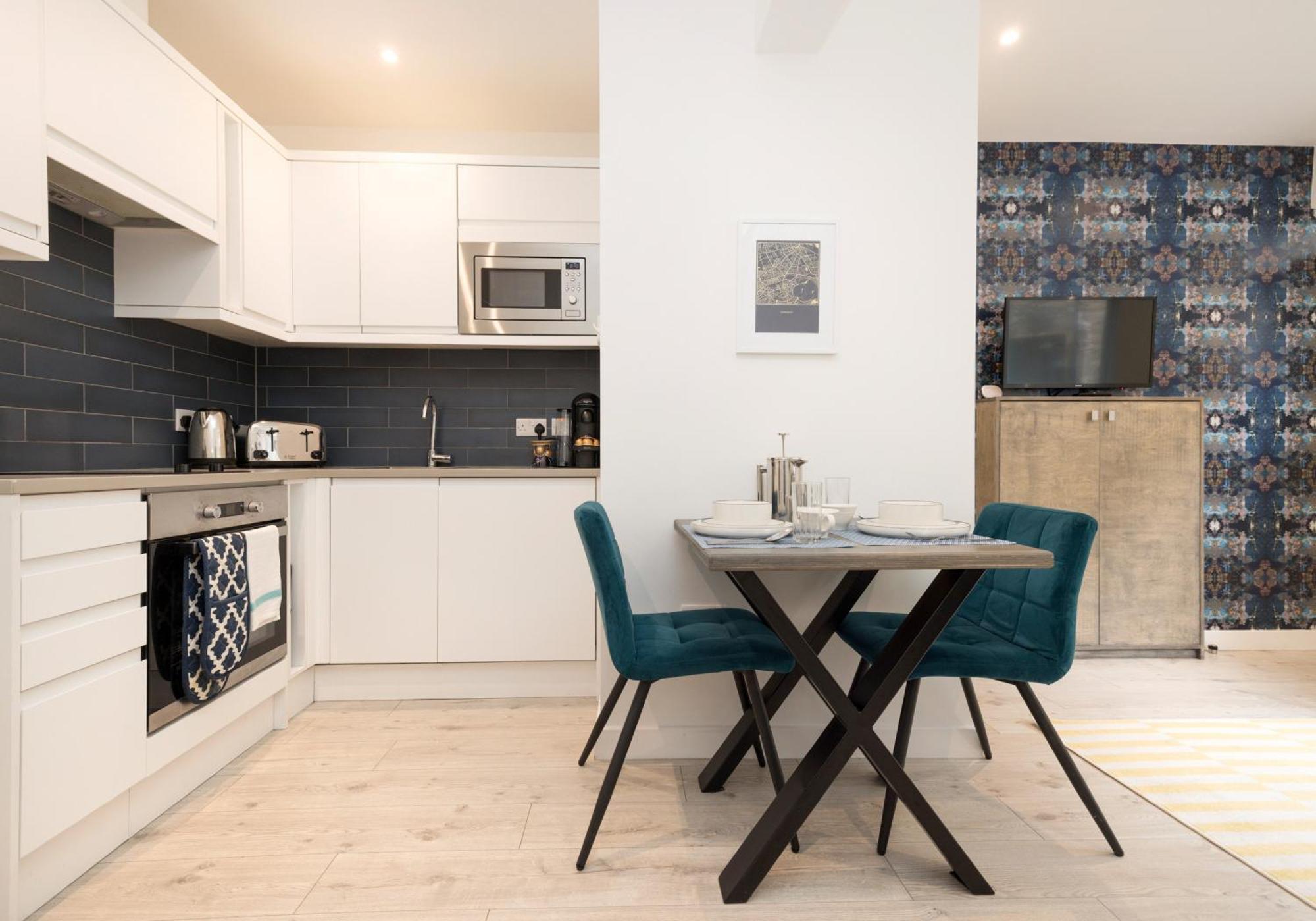 Stylish Mews House Old Town 1-br With Parking *
