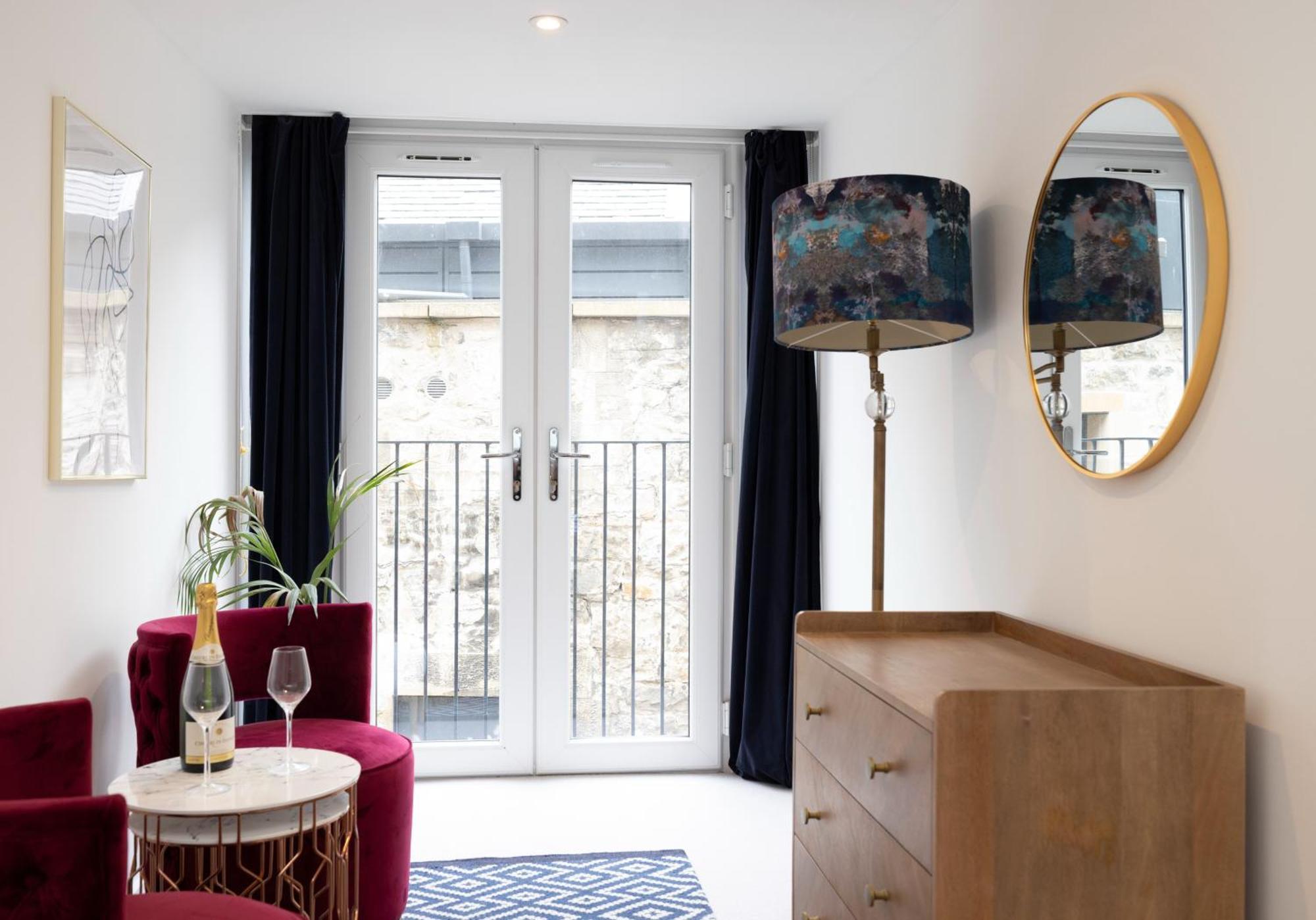 Stylish Mews House Old Town 1-br With Parking