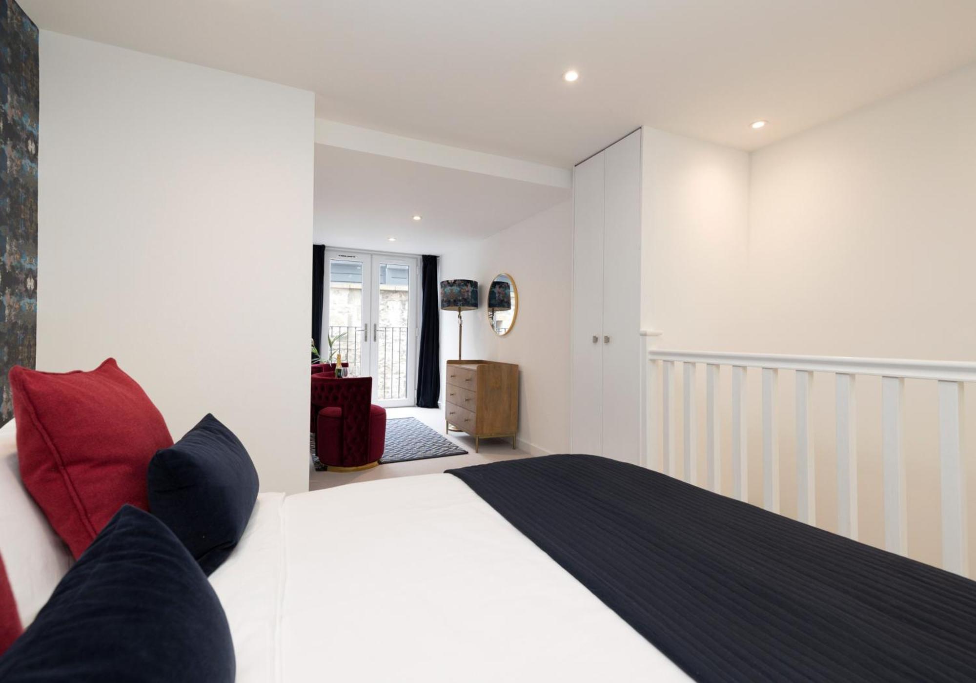 Apartment Stylish Mews House Old Town 1-br With Parking