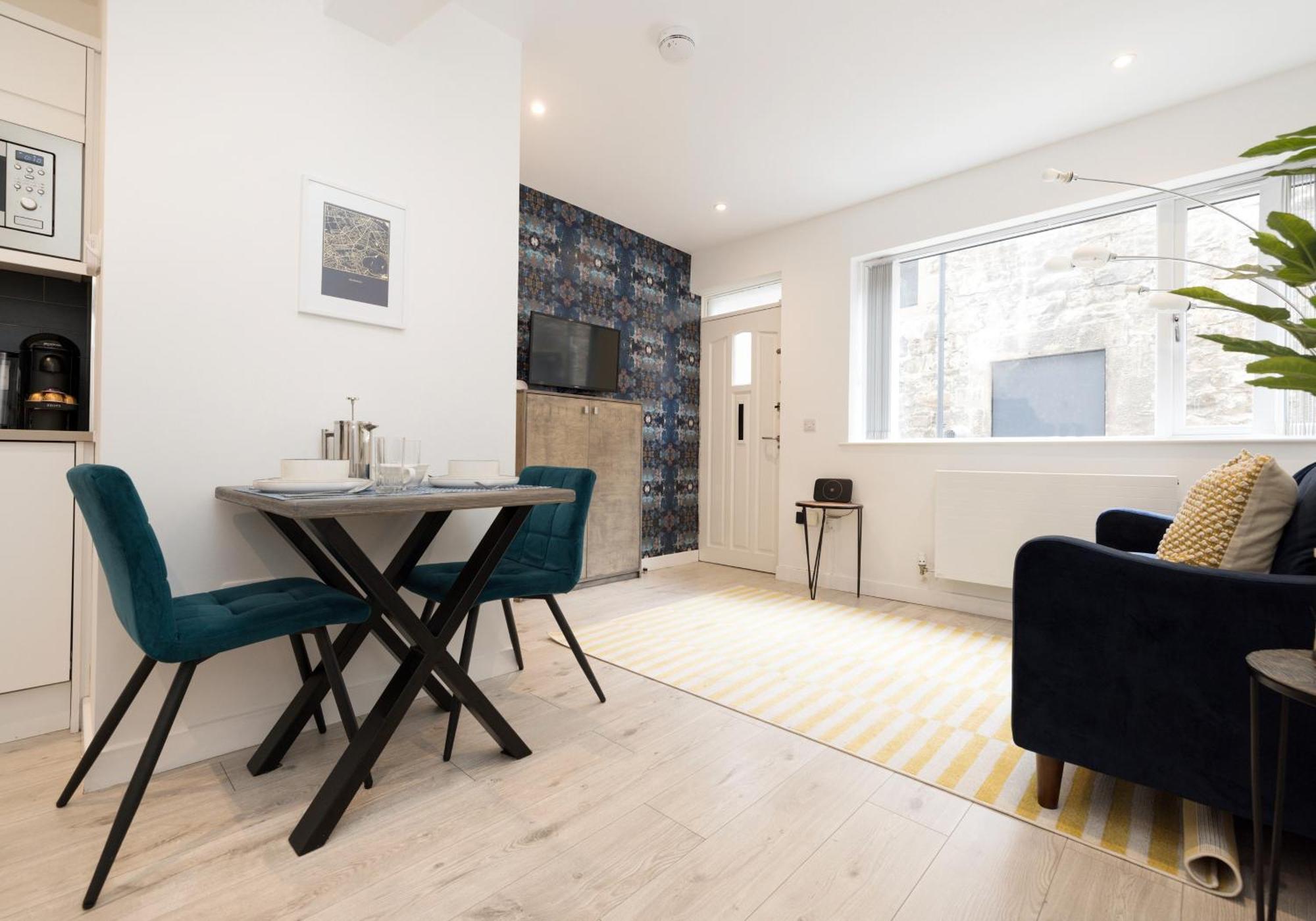 Stylish Mews House Old Town 1-br With Parking Apartment