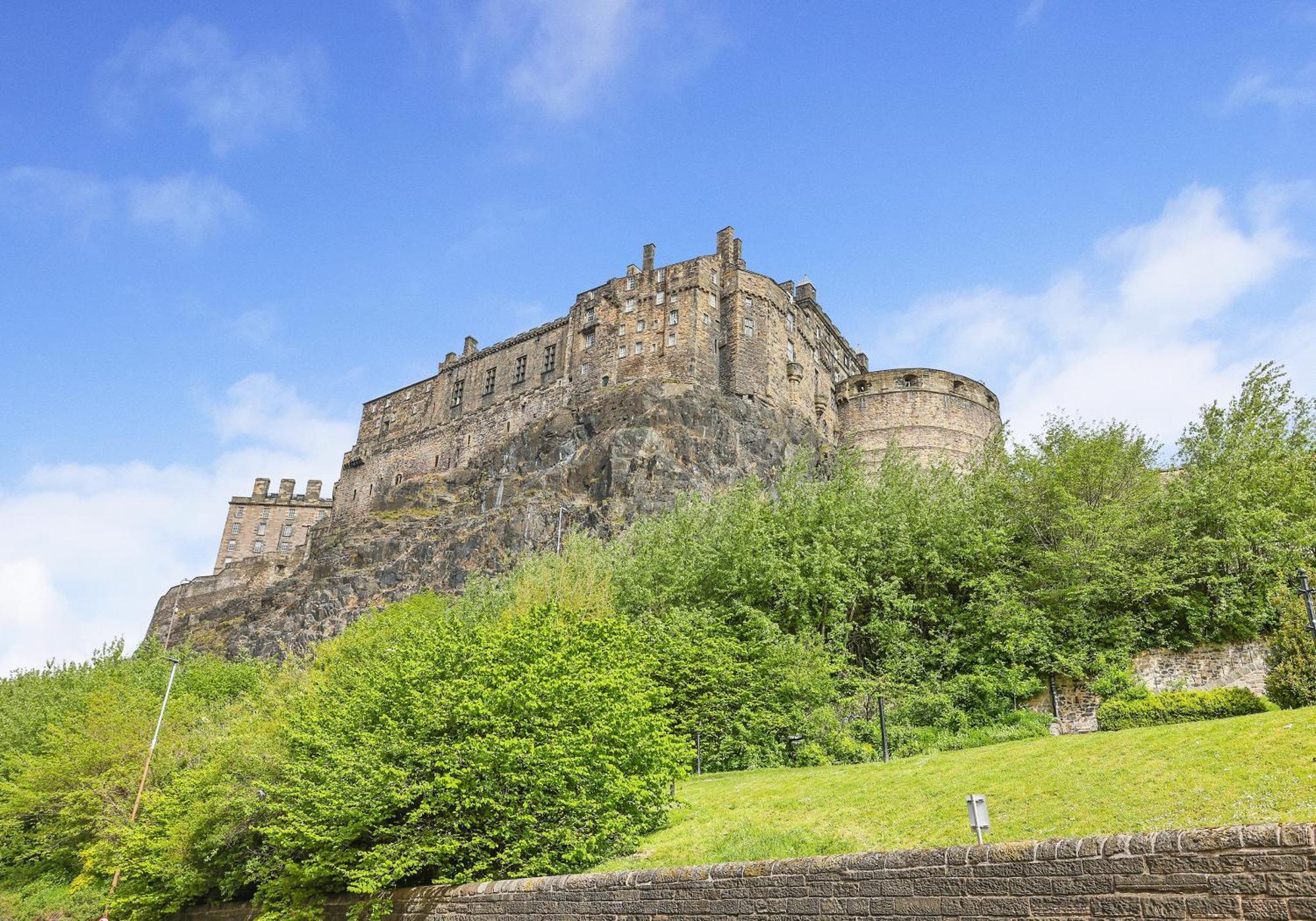Stylish Mews House Old Town 1-br With Parking Edinburgh