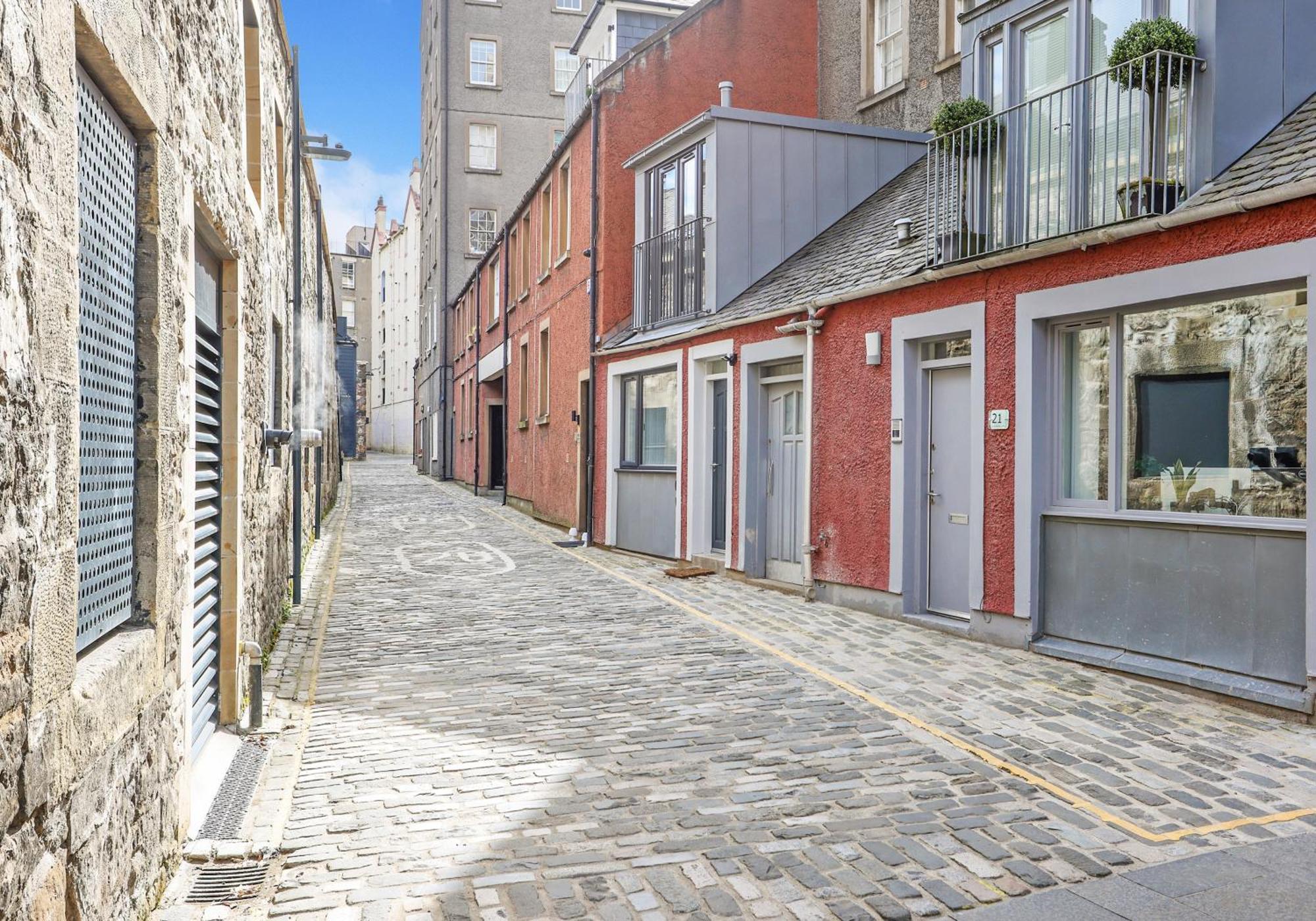 Stylish Mews House Old Town 1-br With Parking