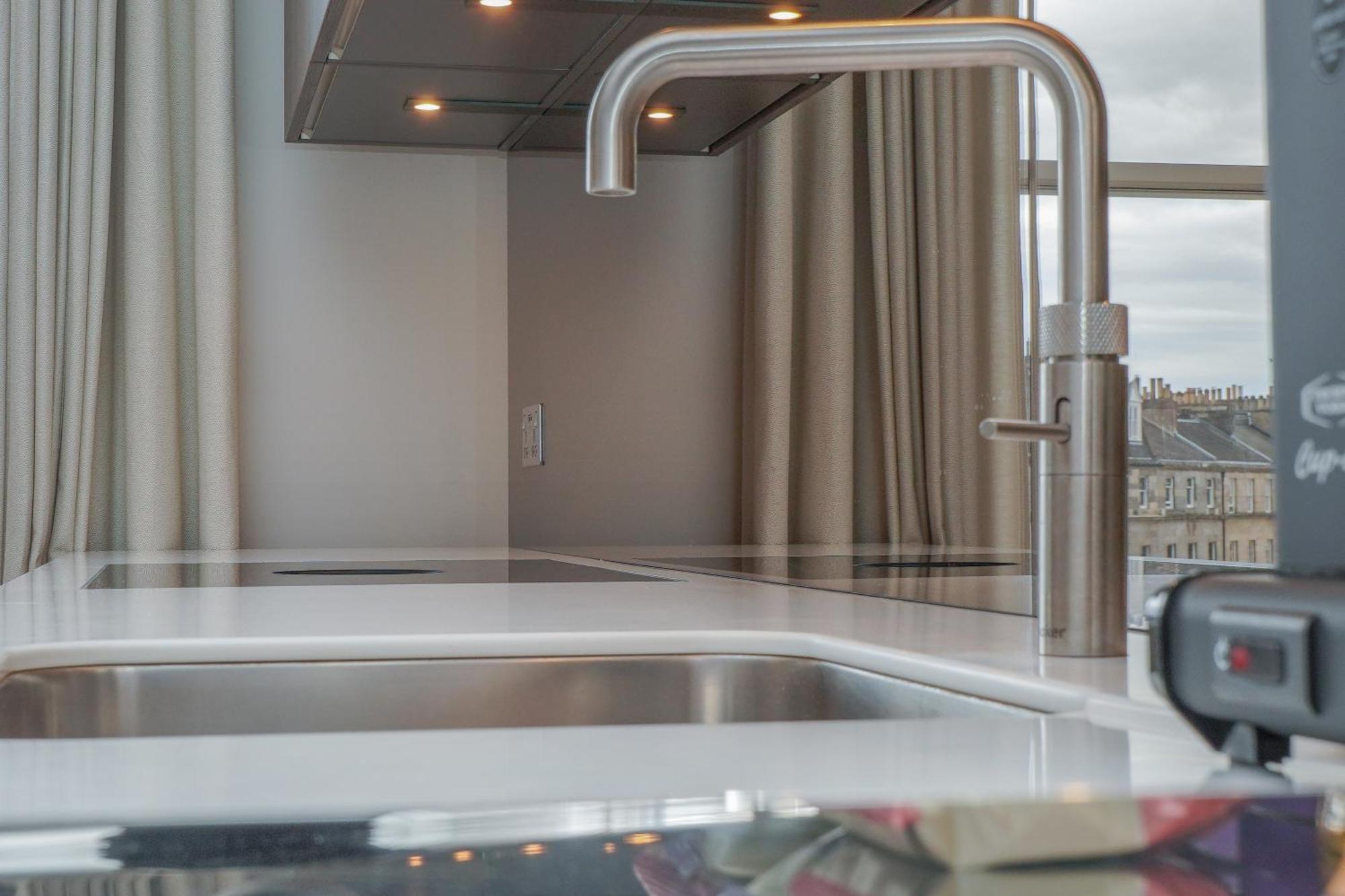 Apartment Flat With Majestic Views In West End Wonderland
