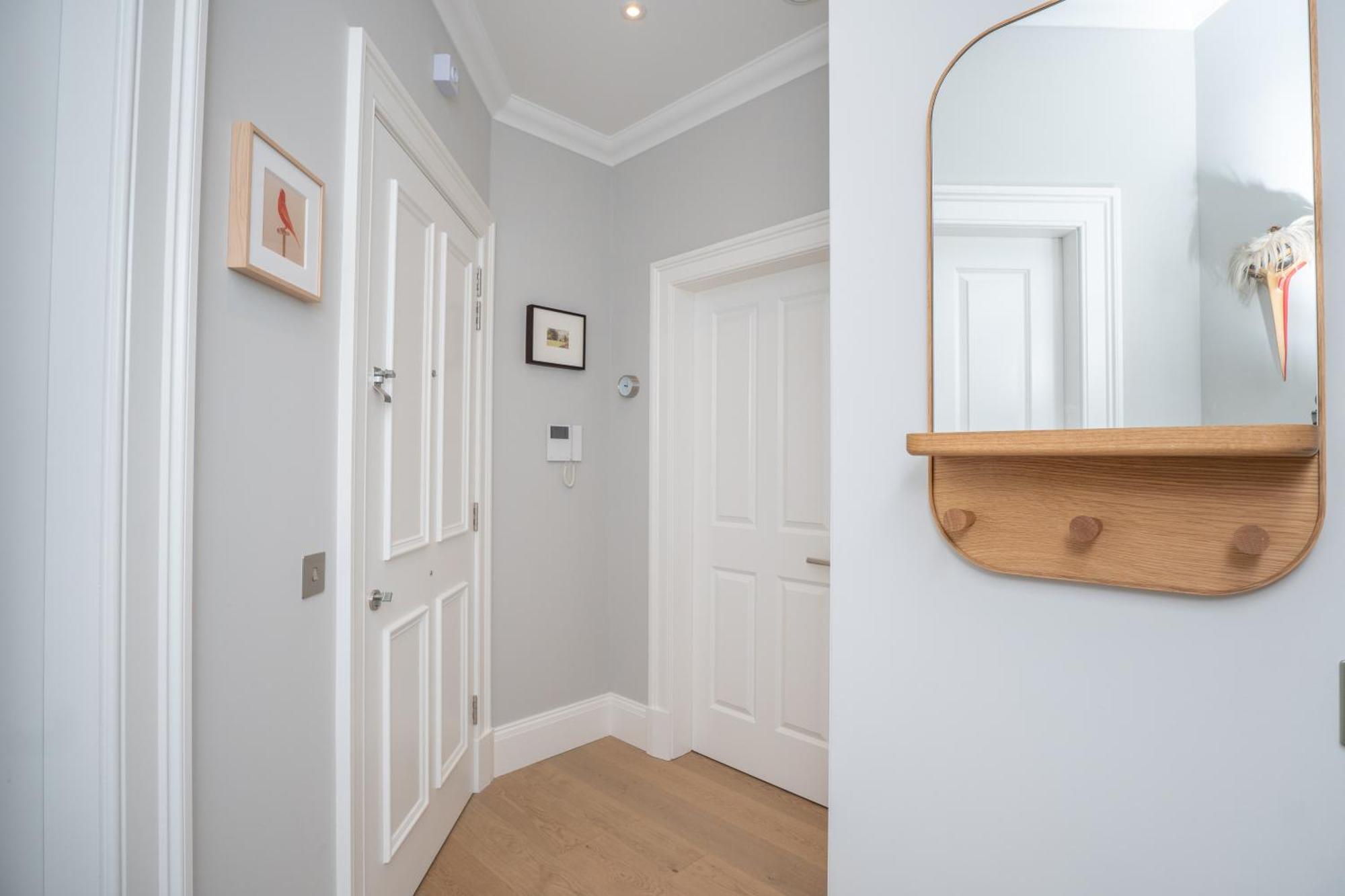 Flat With Majestic Views In West End Wonderland