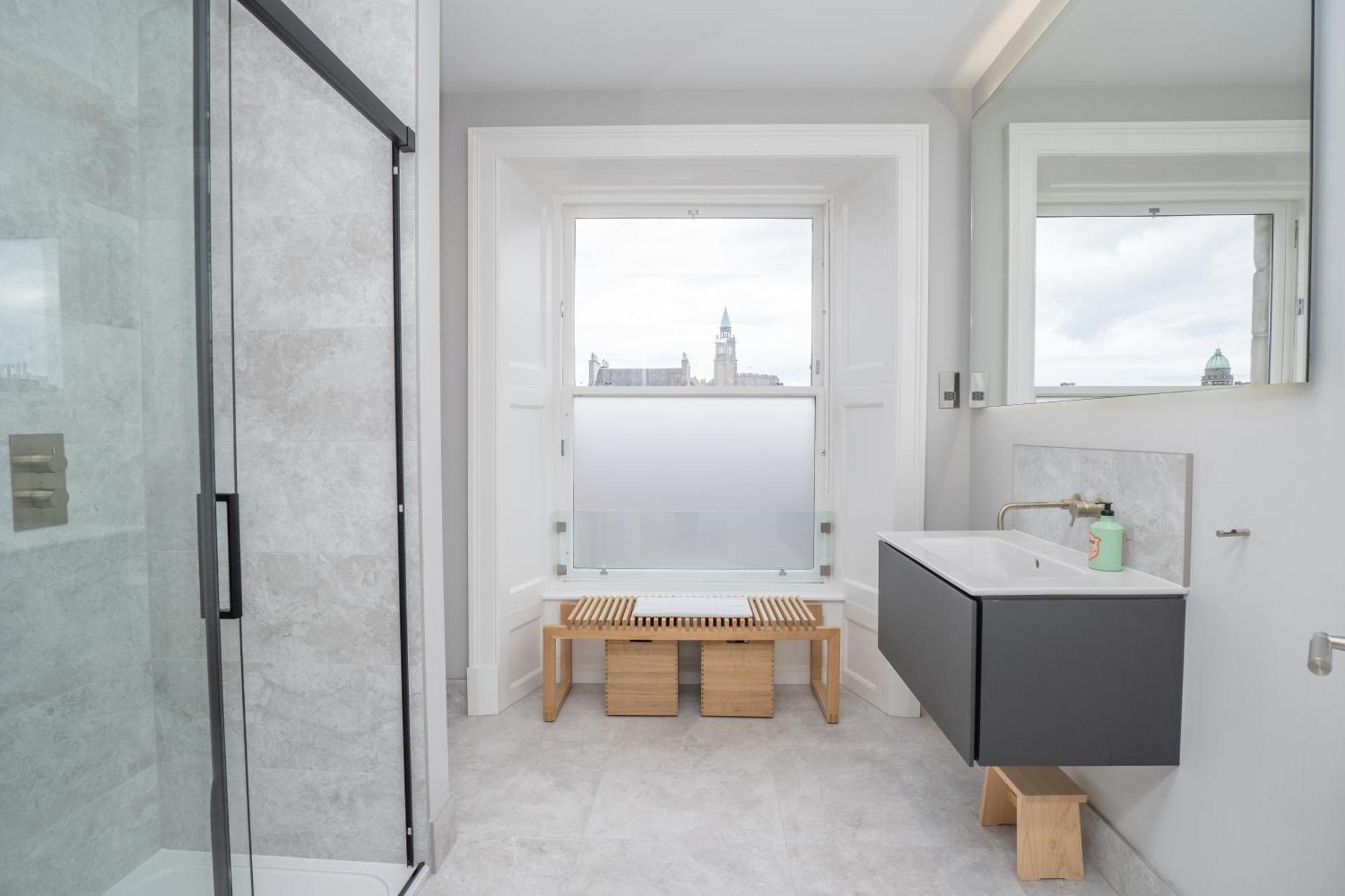 Flat With Majestic Views In West End Wonderland *