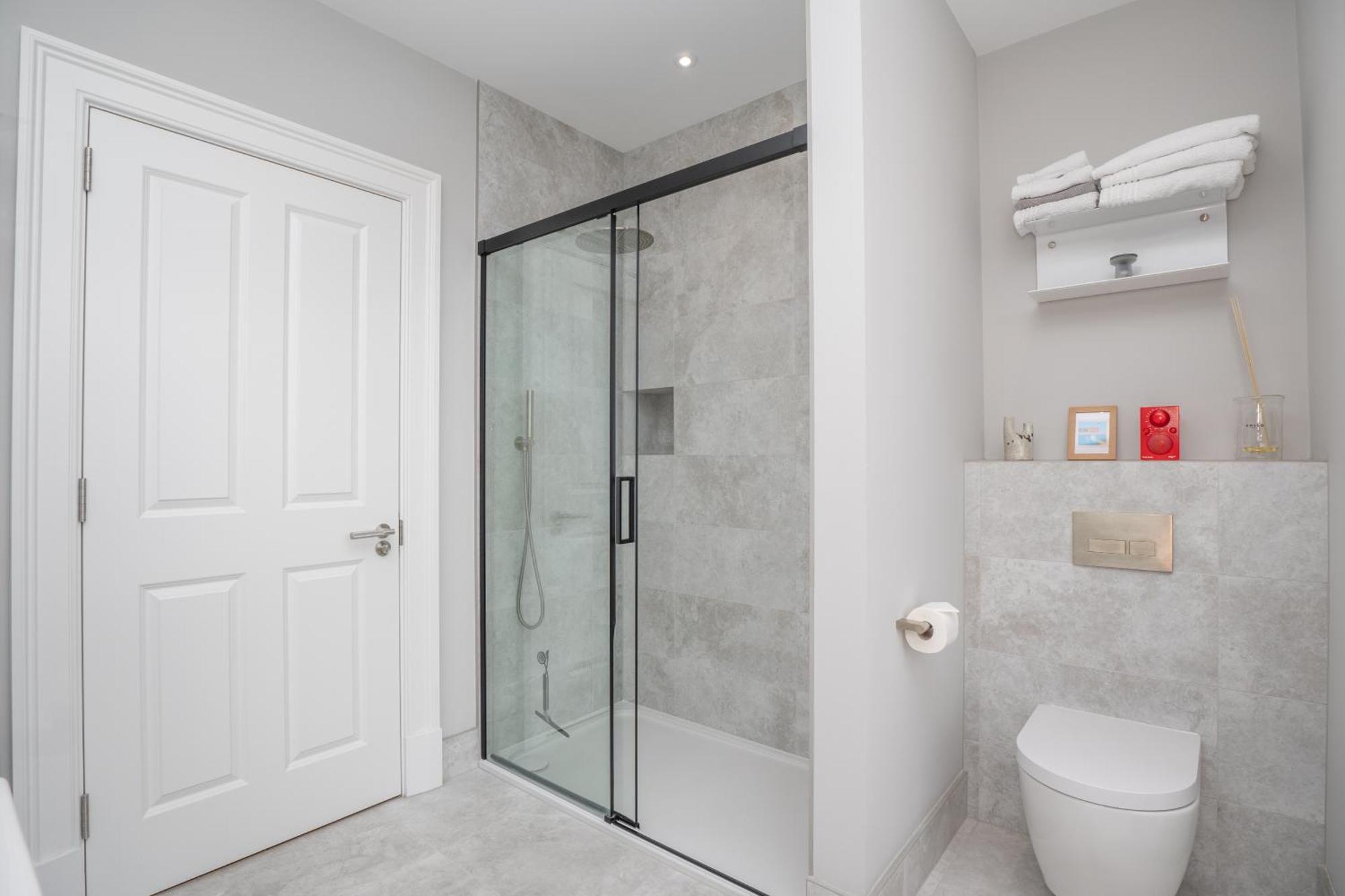 Flat With Majestic Views In West End Wonderland *