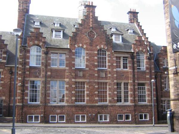 City Centre Duplex With Stunning City Skyline Views *