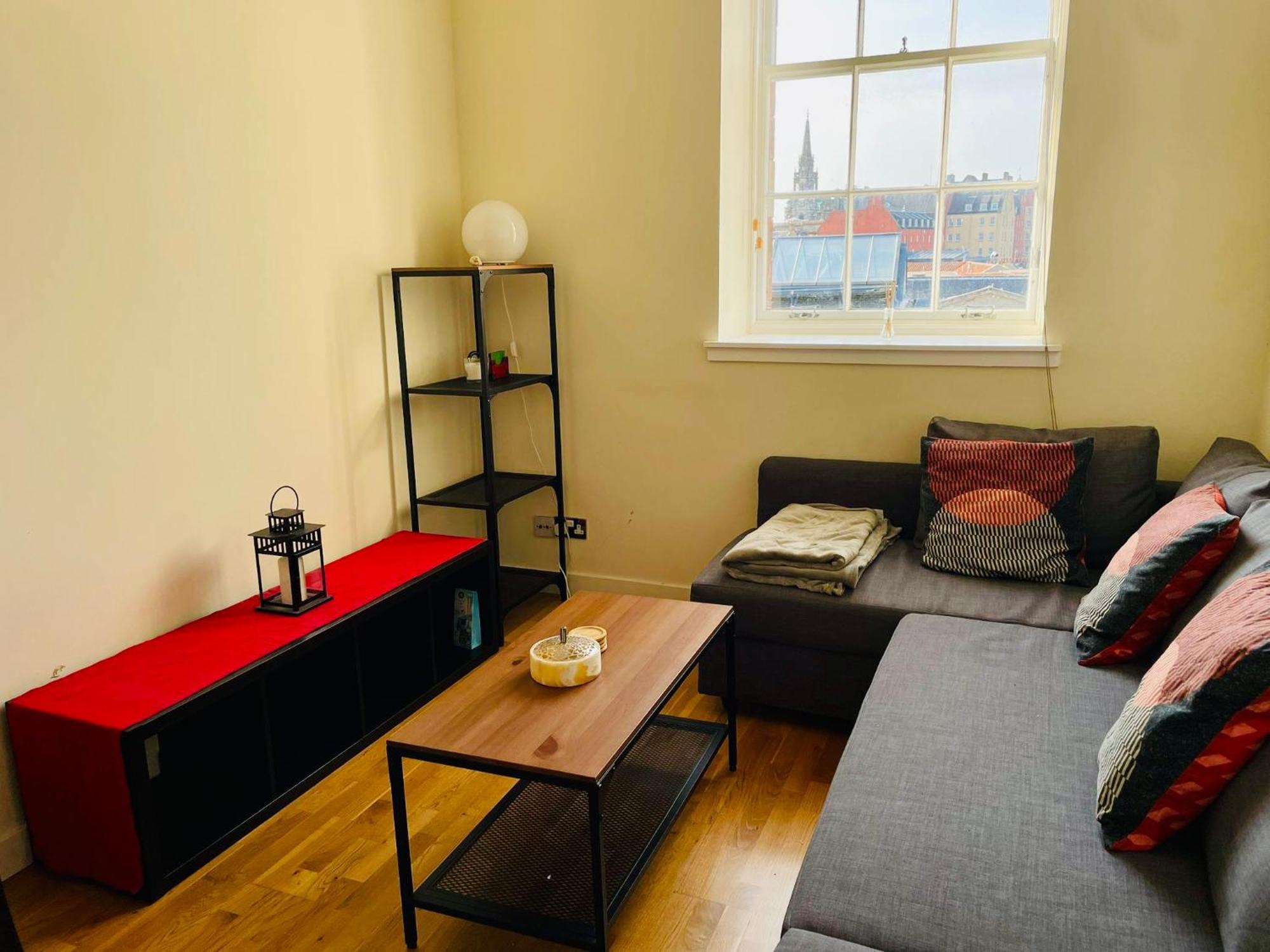 City Centre Duplex With Stunning City Skyline Views *