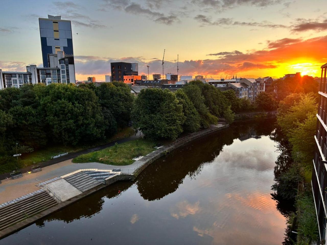 Amazing Water Of Leith View In Leith Apartment