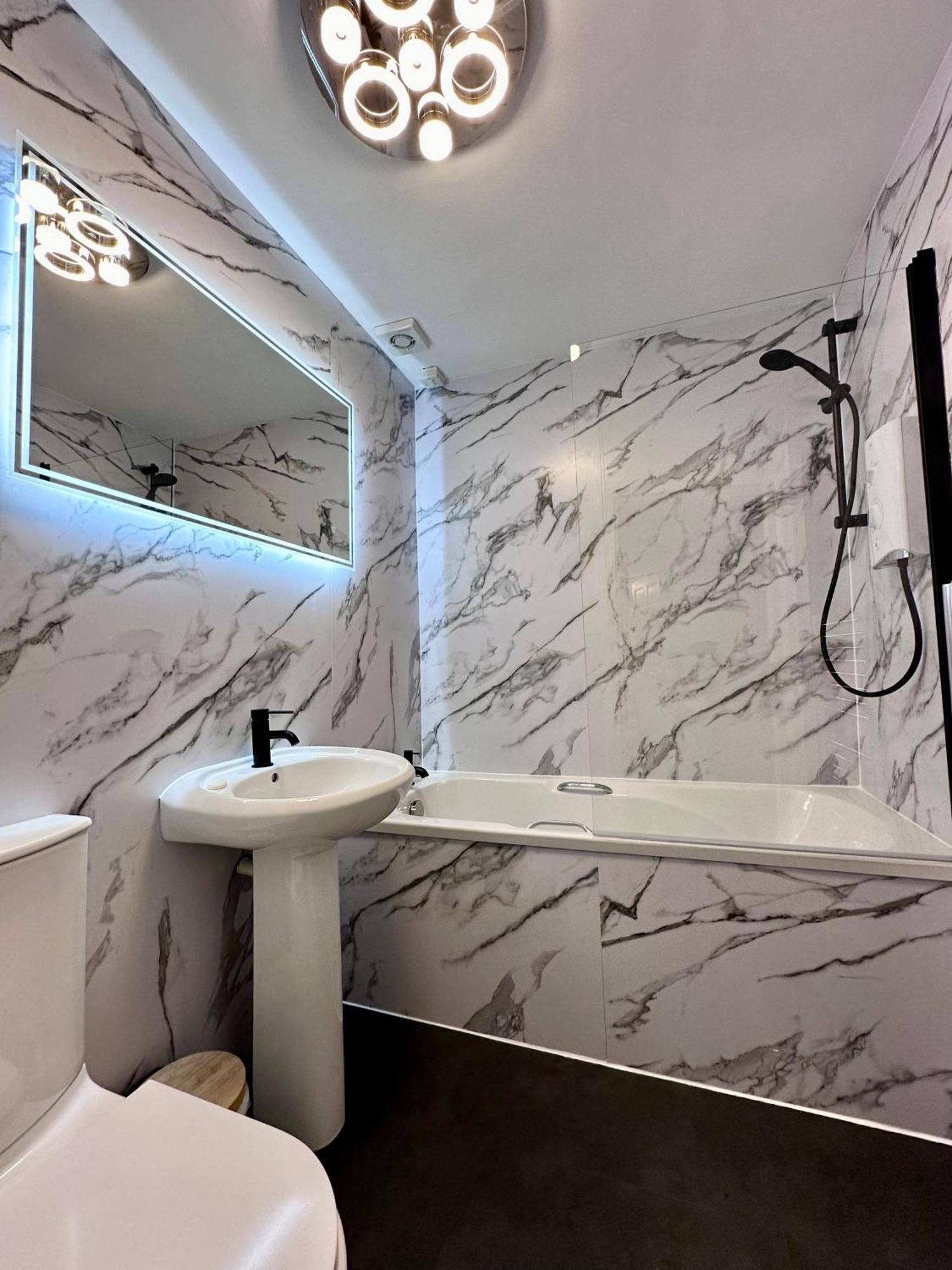 Rose Street's Hidden Treasure- 2bed Newly Refurbished Appartement