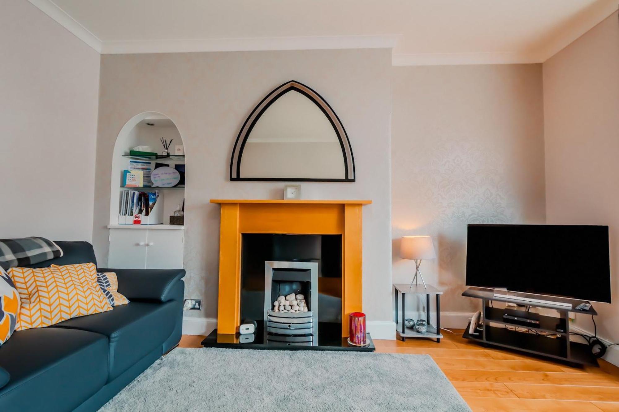 Crewe - 2 Bed, Free Off Street Parking And Private Garden Apartment