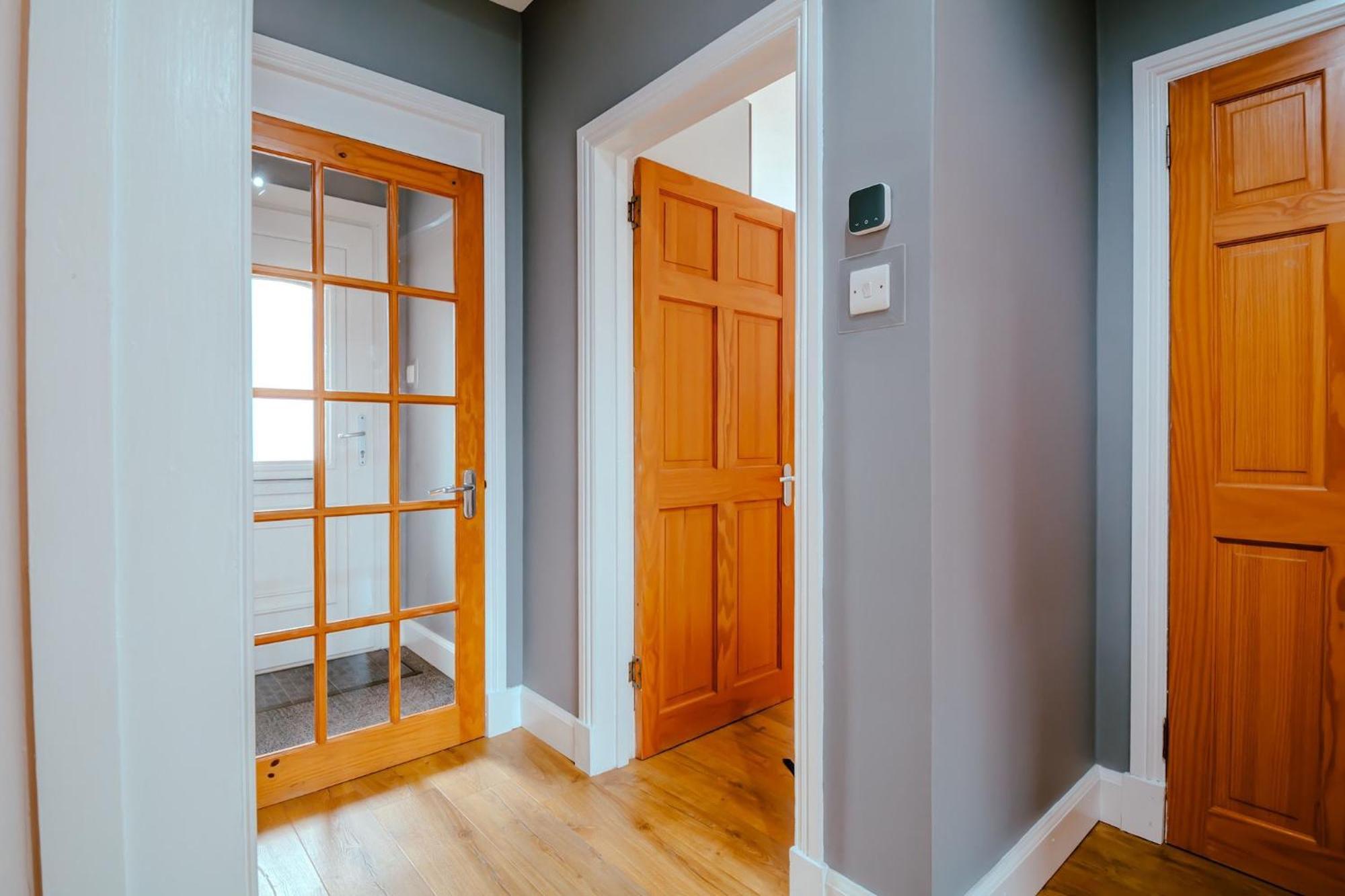 Crewe - 2 Bed, Free Off Street Parking And Private Garden Apartment *