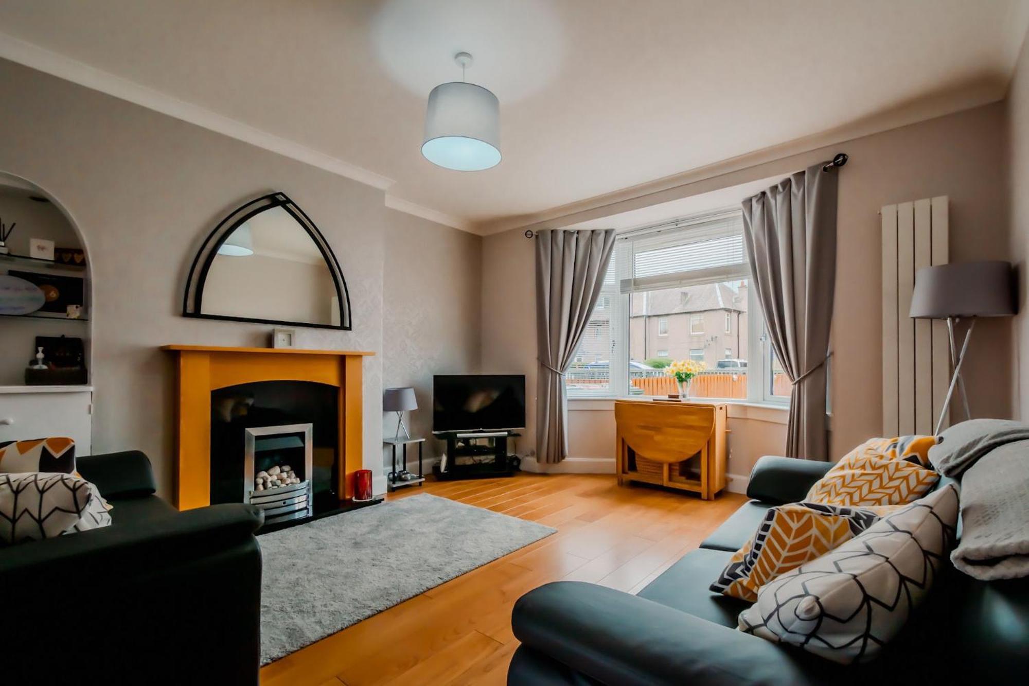 Crewe - 2 Bed, Free Off Street Parking And Private Garden * EDI