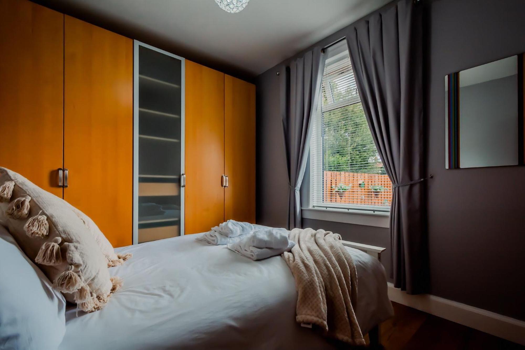 Crewe - 2 Bed, Free Off Street Parking And Private Garden