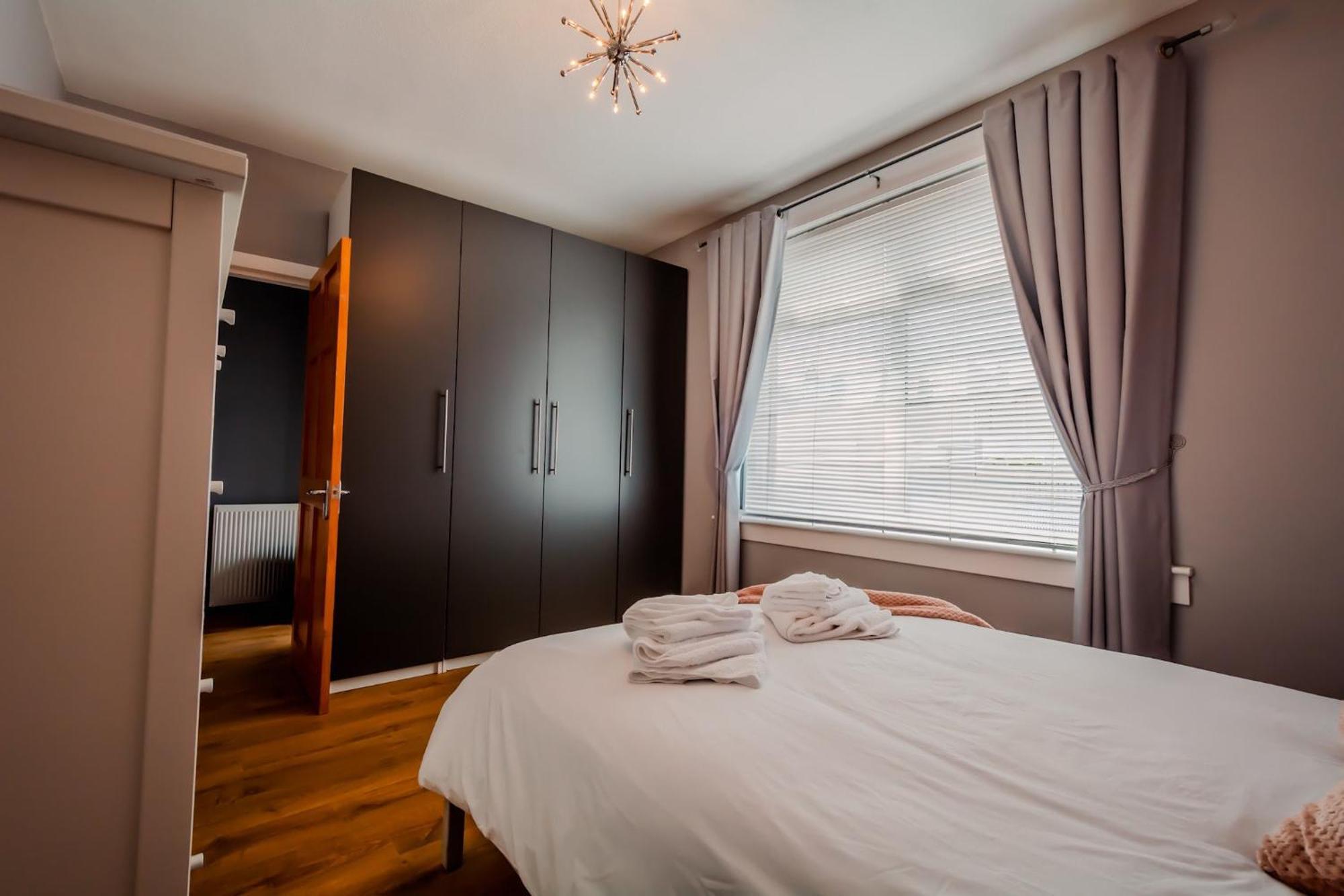 Crewe - 2 Bed, Free Off Street Parking And Private Garden