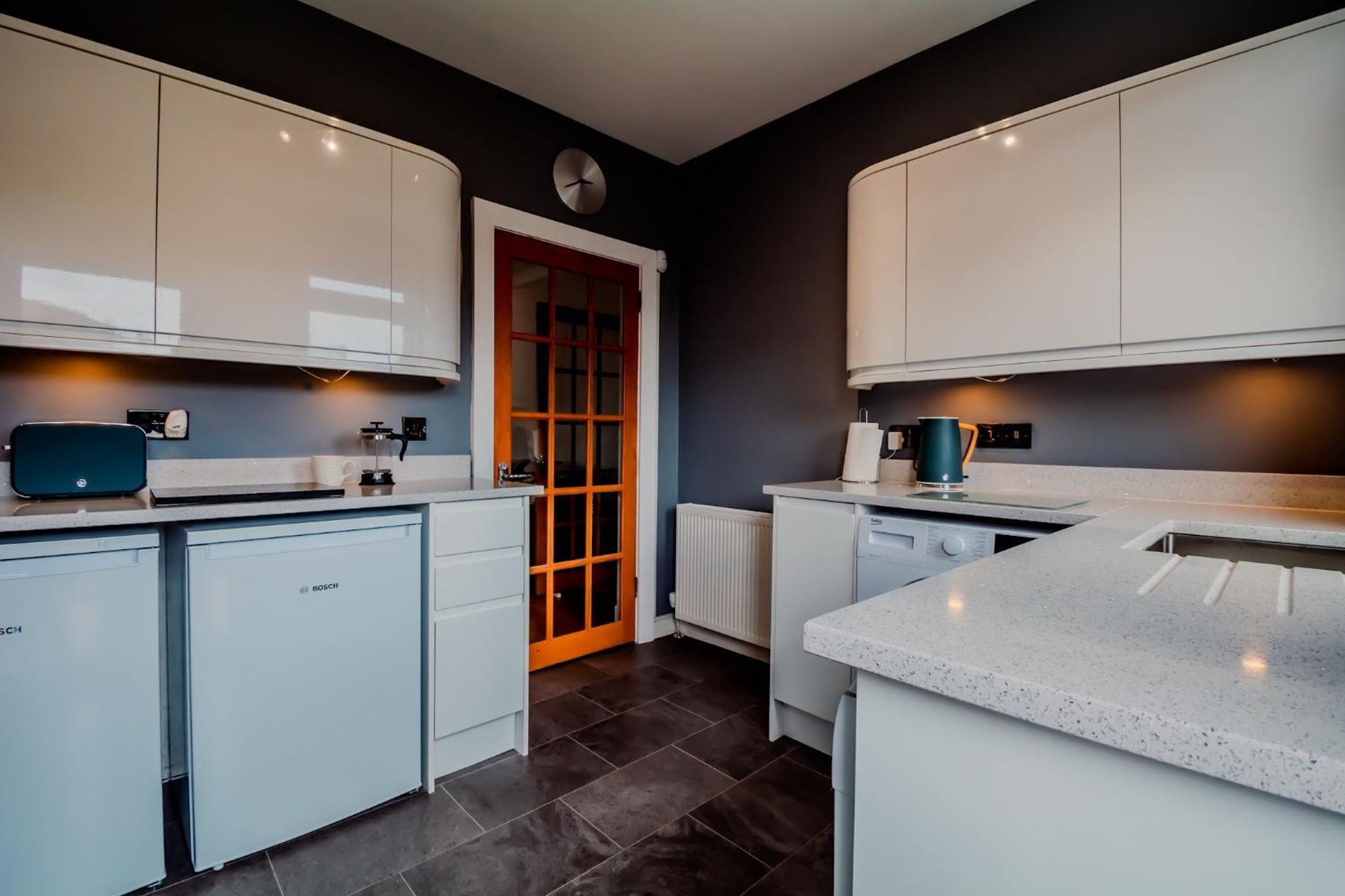 Crewe - 2 Bed, Free Off Street Parking And Private Garden Apartment