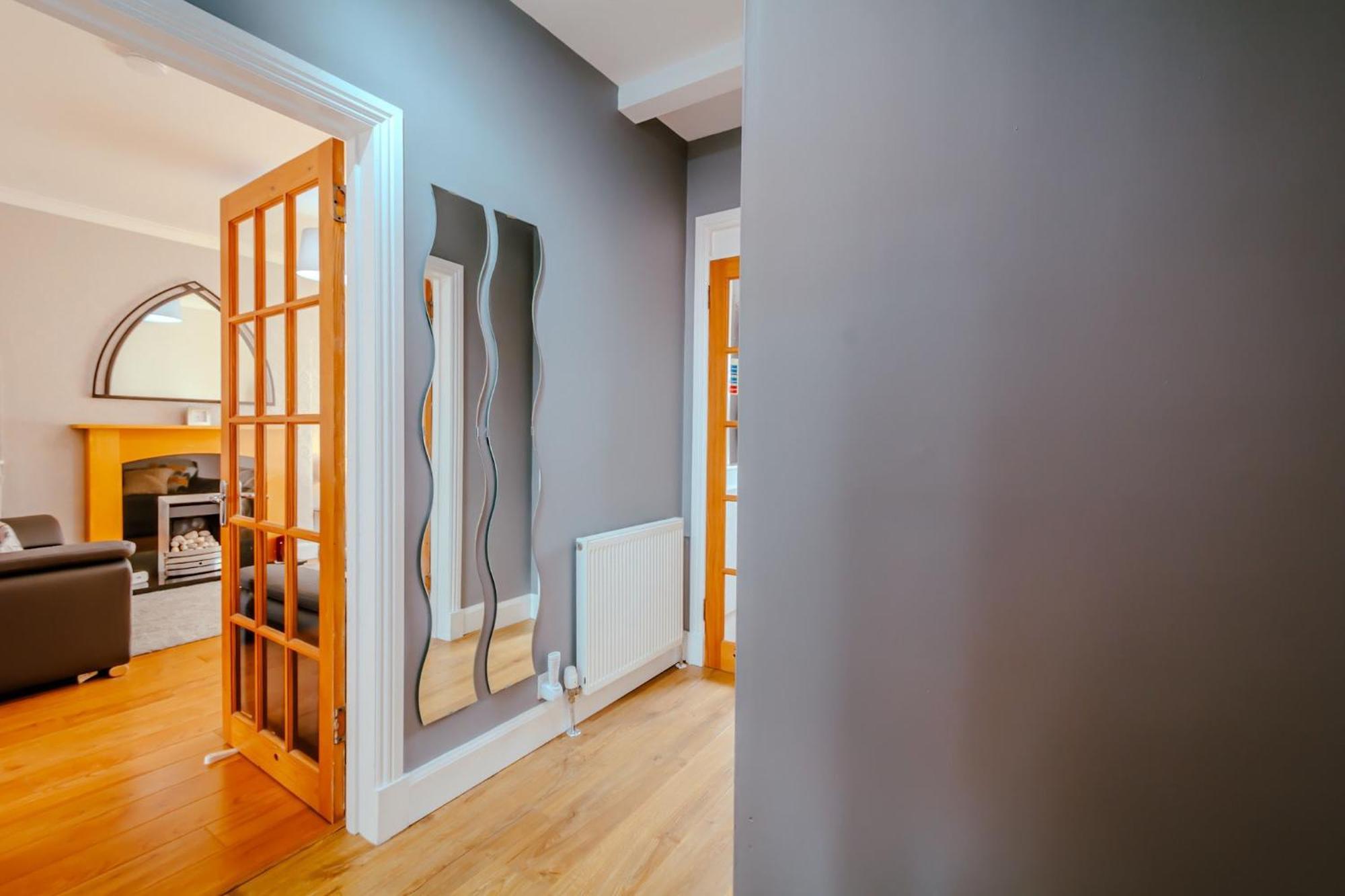 Crewe - 2 Bed, Free Off Street Parking And Private Garden Apartment *