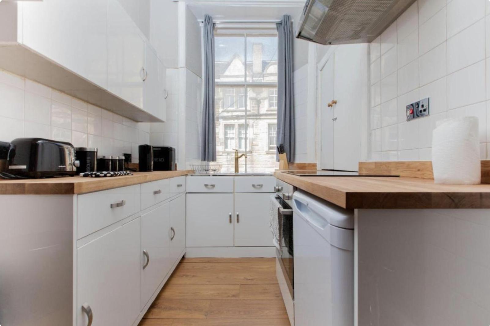 Bright And Homely Near Holyrood - City Centre Edinburgh