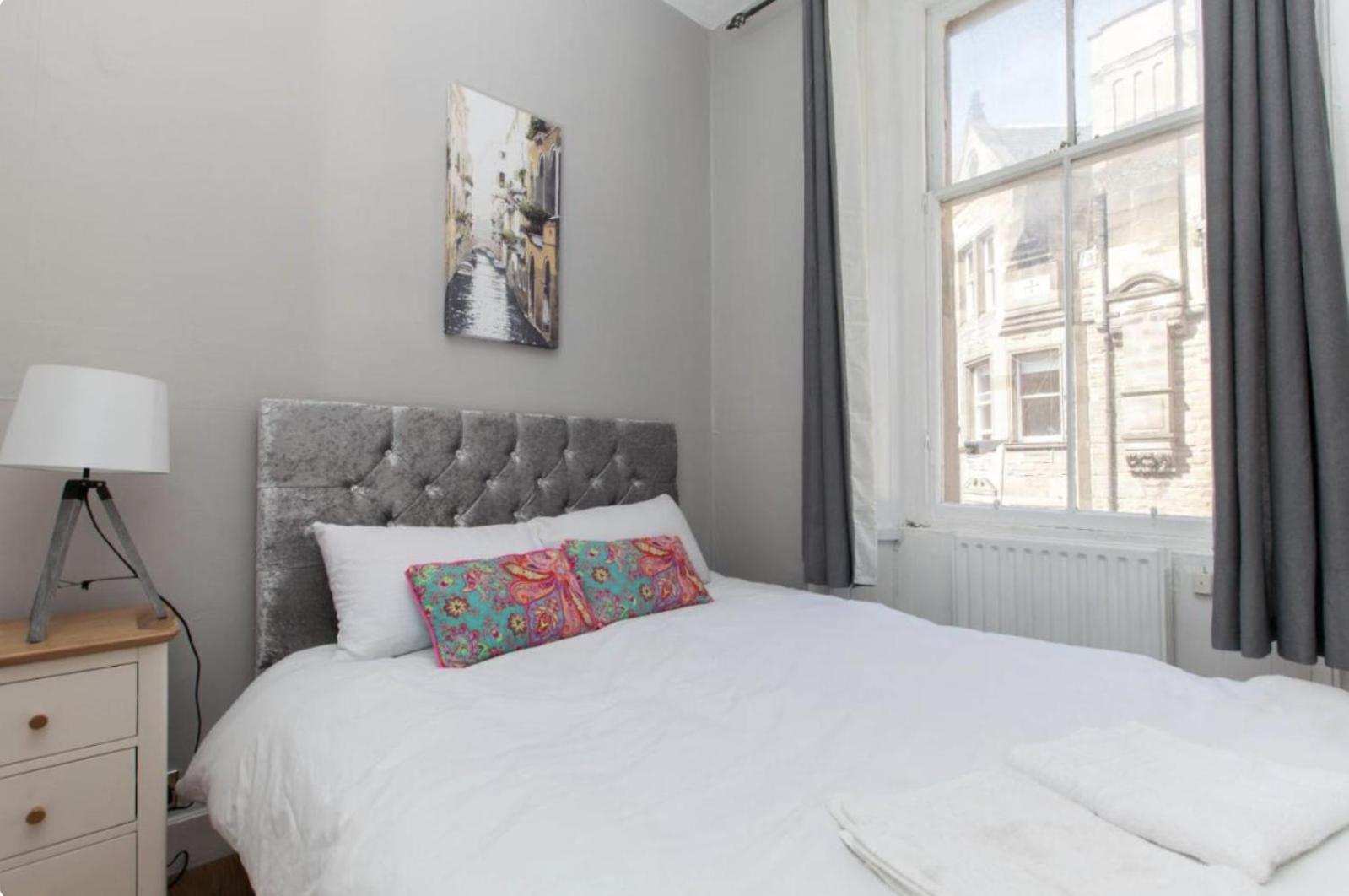 Bright And Homely Near Holyrood - City Centre