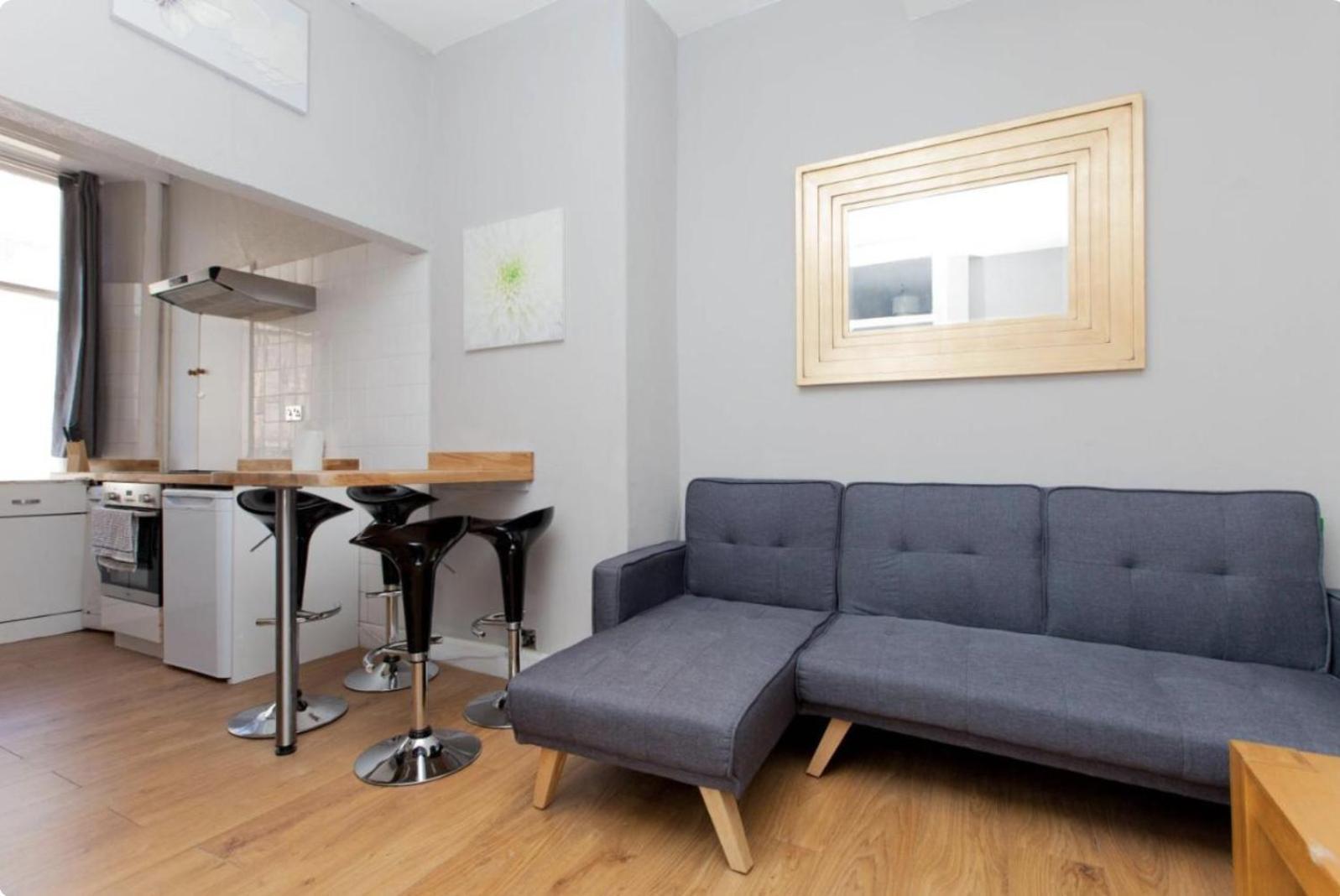 Bright And Homely Near Holyrood - City Centre *