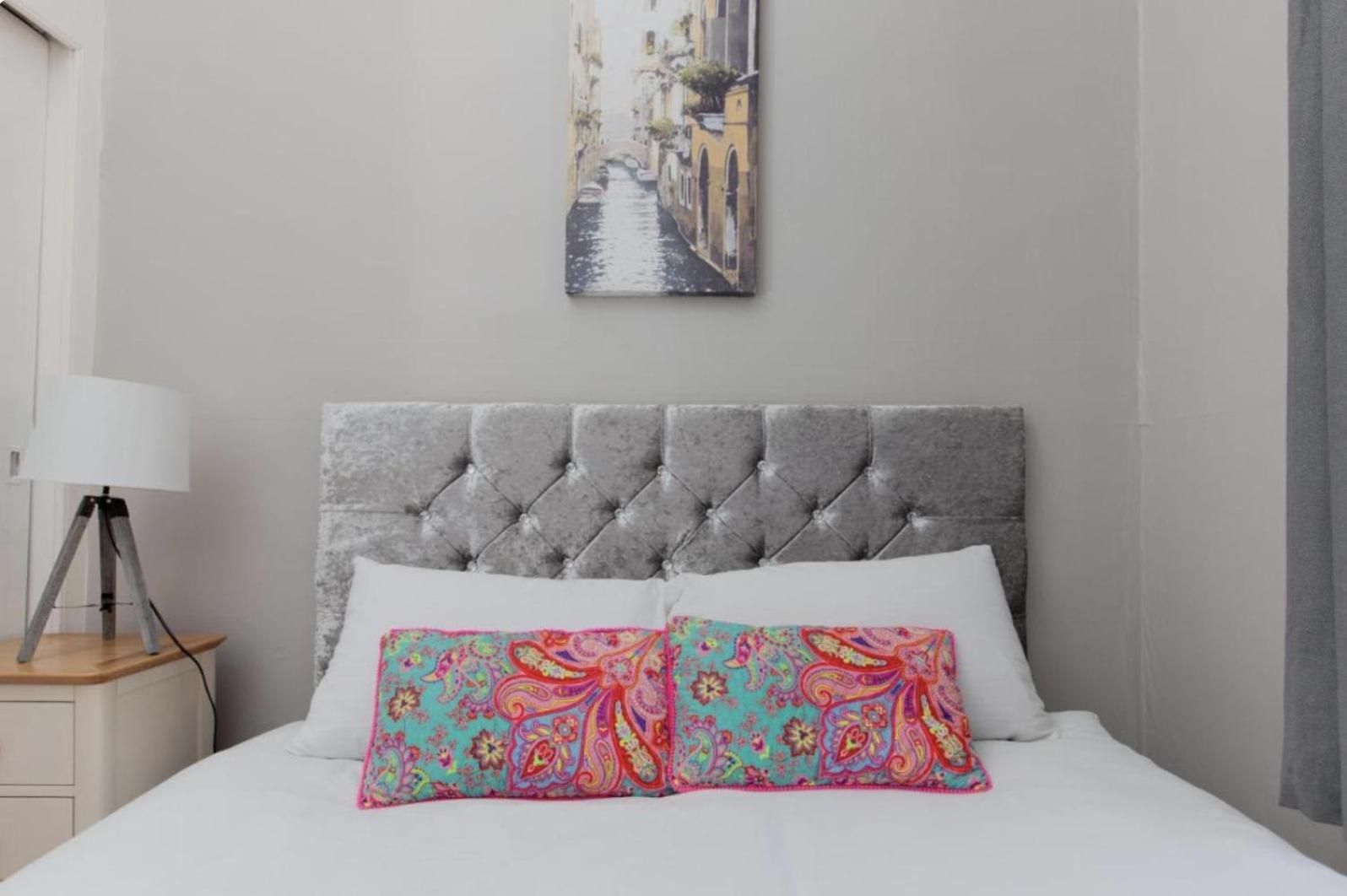 Bright And Homely Near Holyrood - City Centre Edinburgh