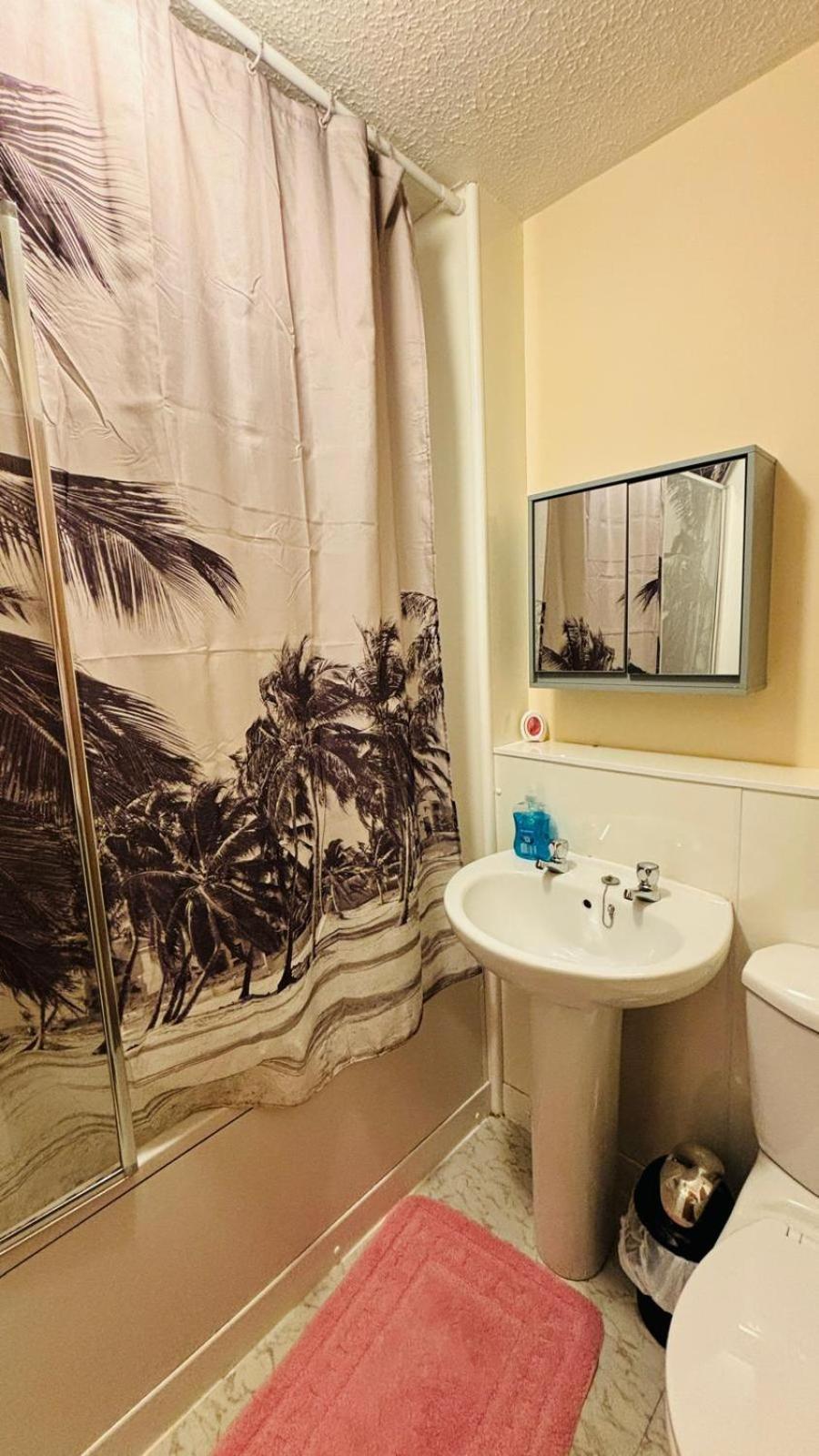 Two Bedrooms With Free Parking Apartment