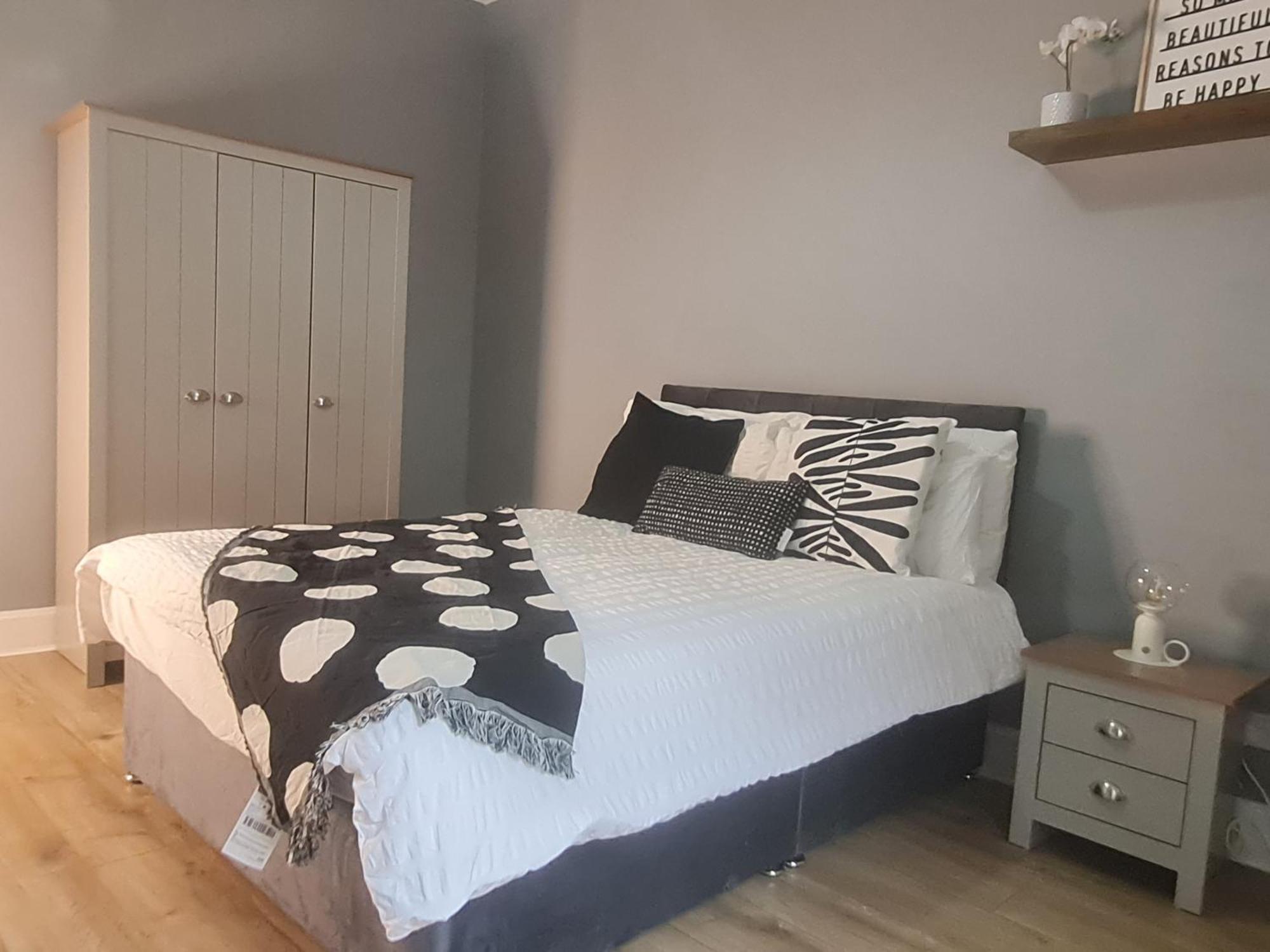 Modern 3 Bed With Free Parking Holiday home