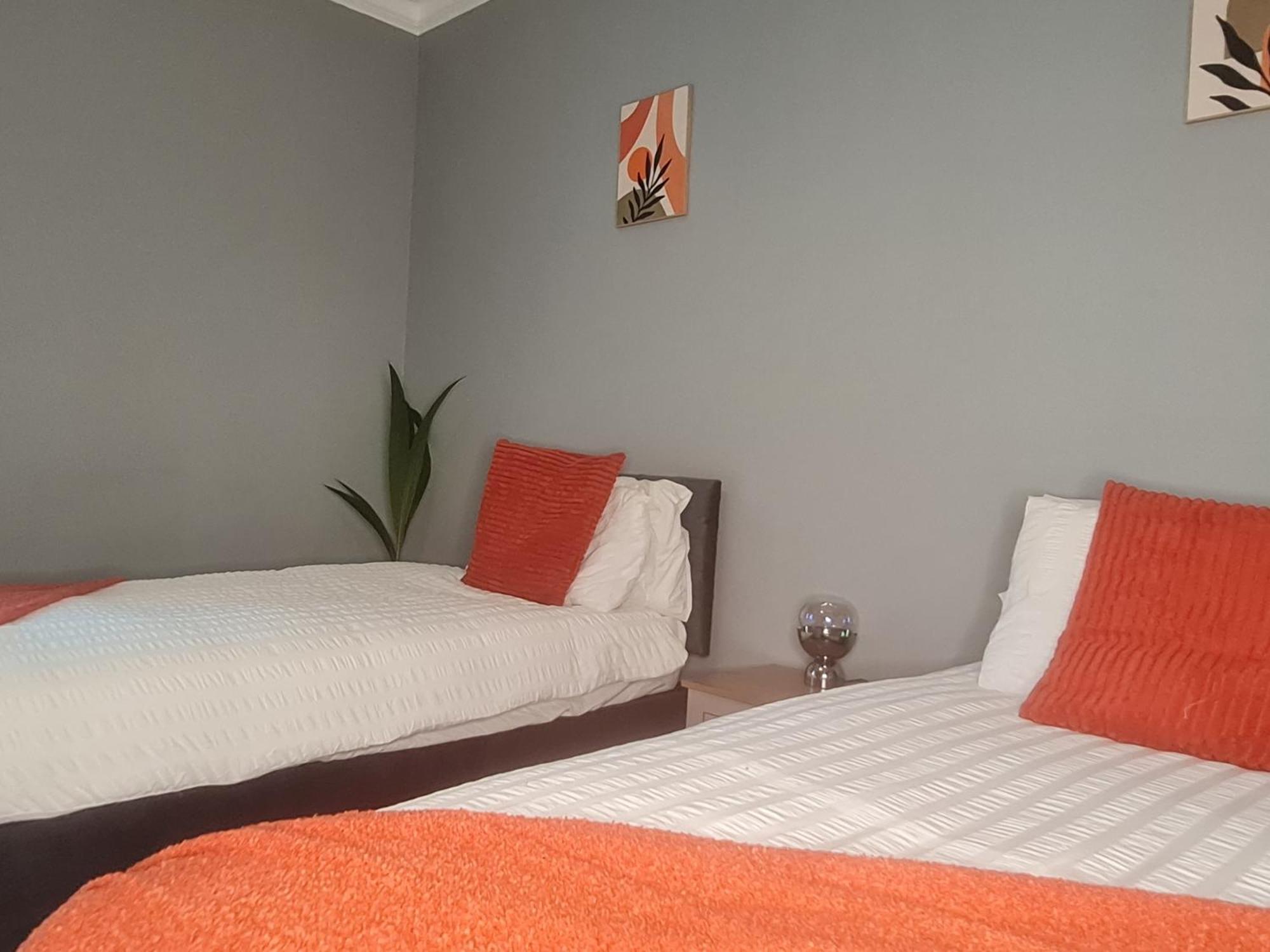 Modern 3 Bed With Free Parking *