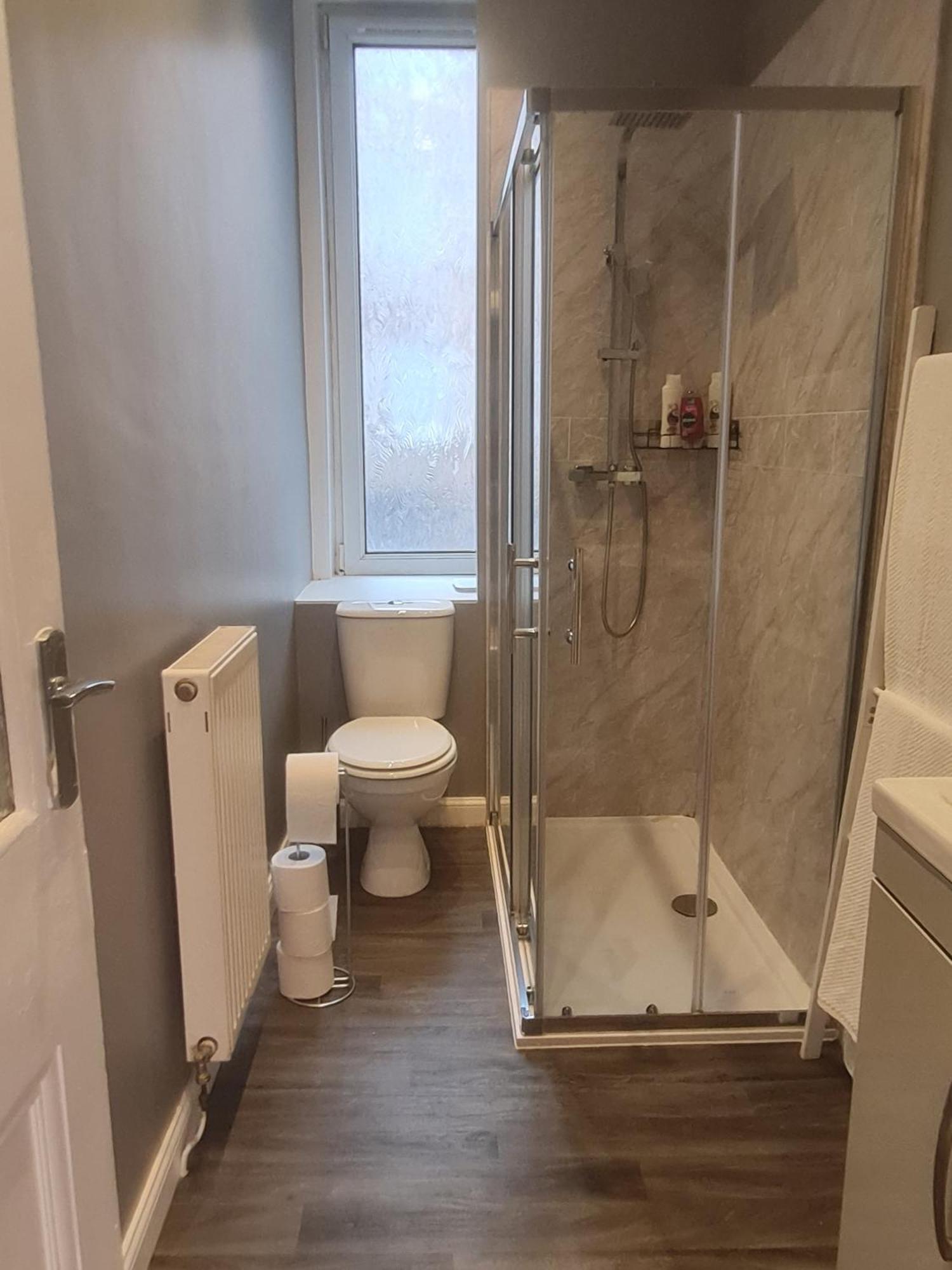 Modern 3 Bed With Free Parking *