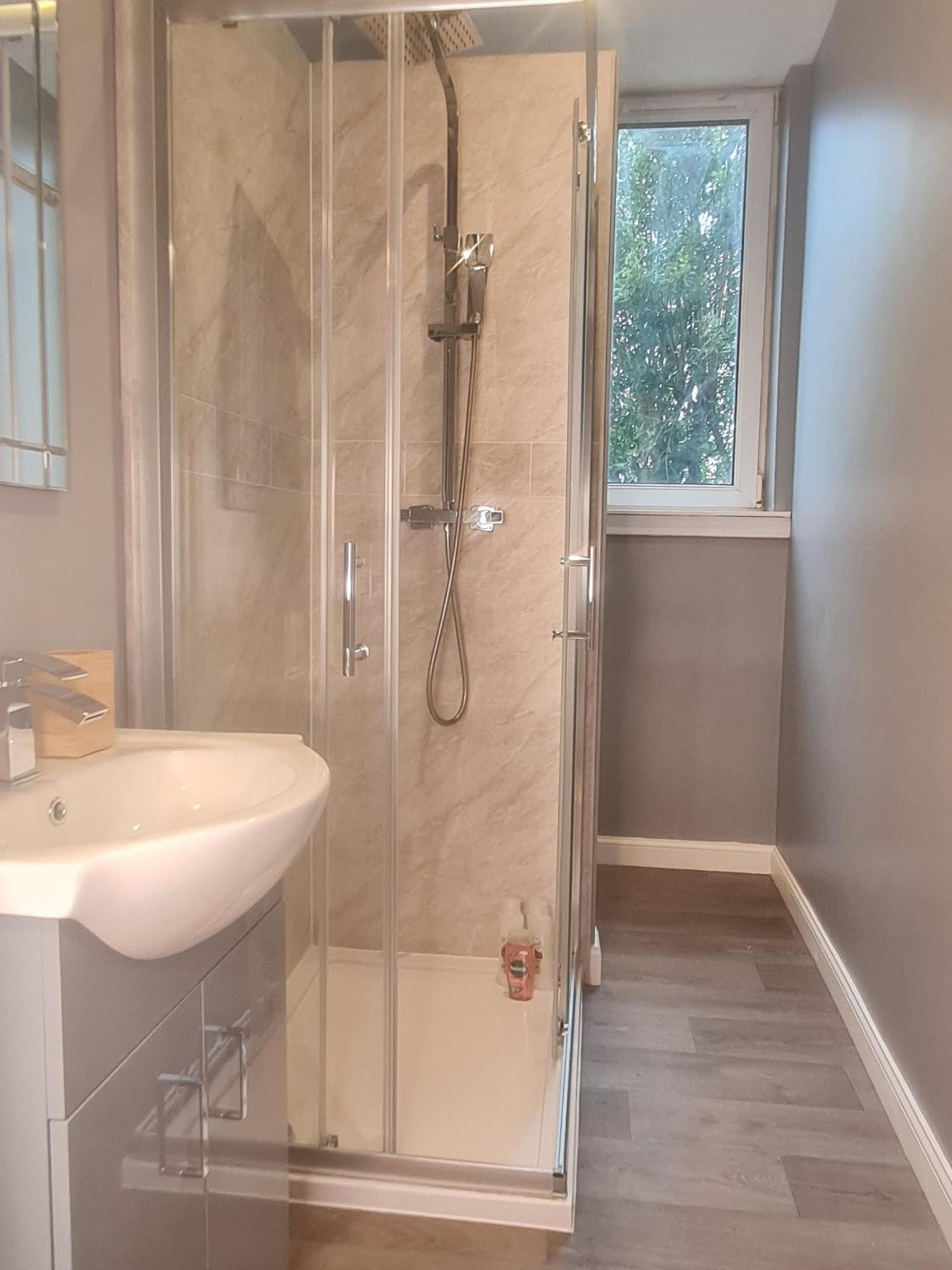 Modern 3 Bed With Free Parking * Edinburgh